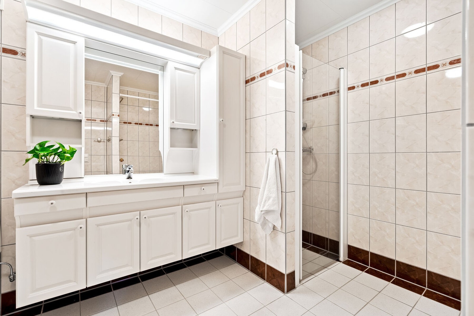 Flislagtbad fra byggeår med varmekabler i gulv. Galleribilde