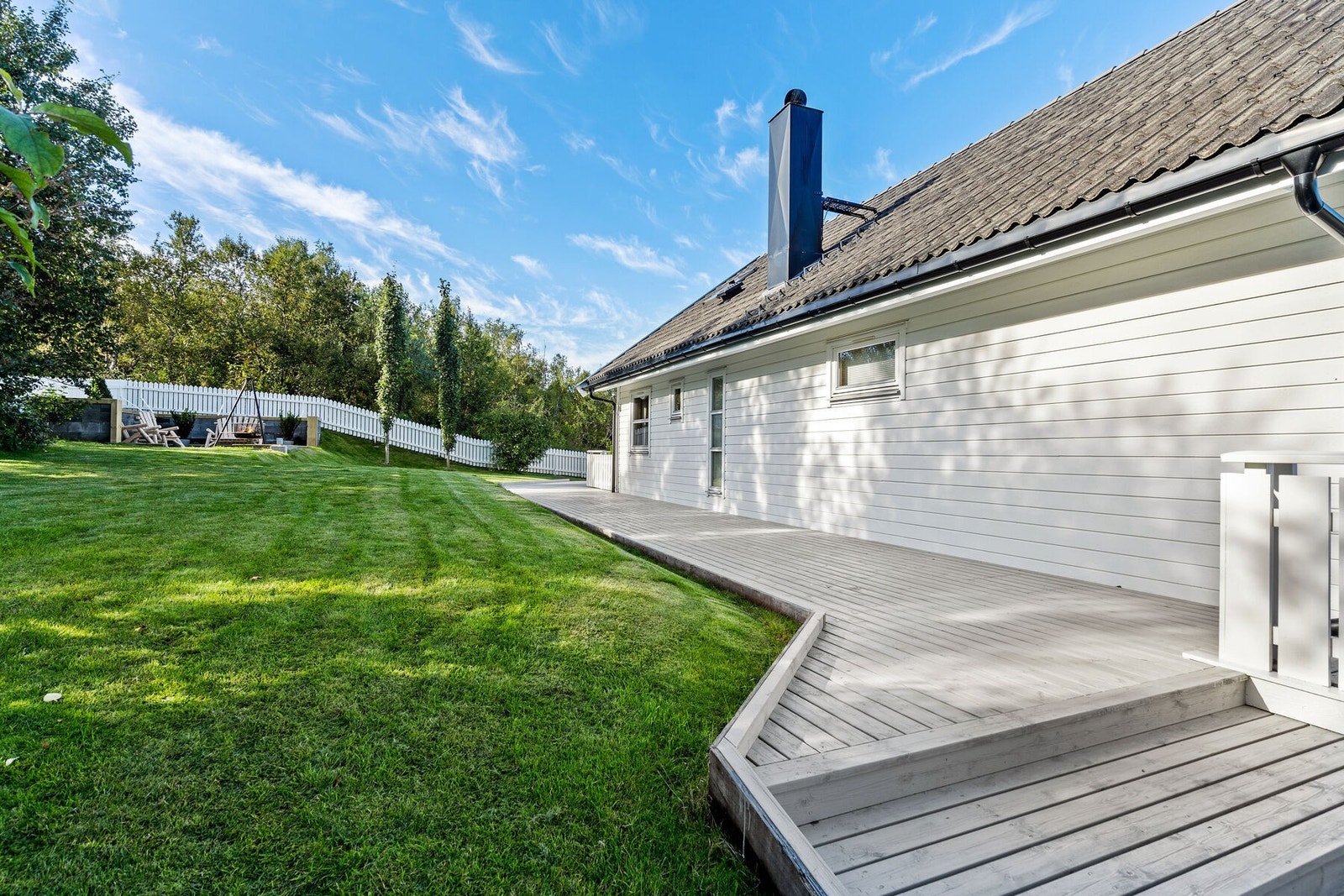 Flott opparbeidet tomt meg terrasse og plen. Galleribilde