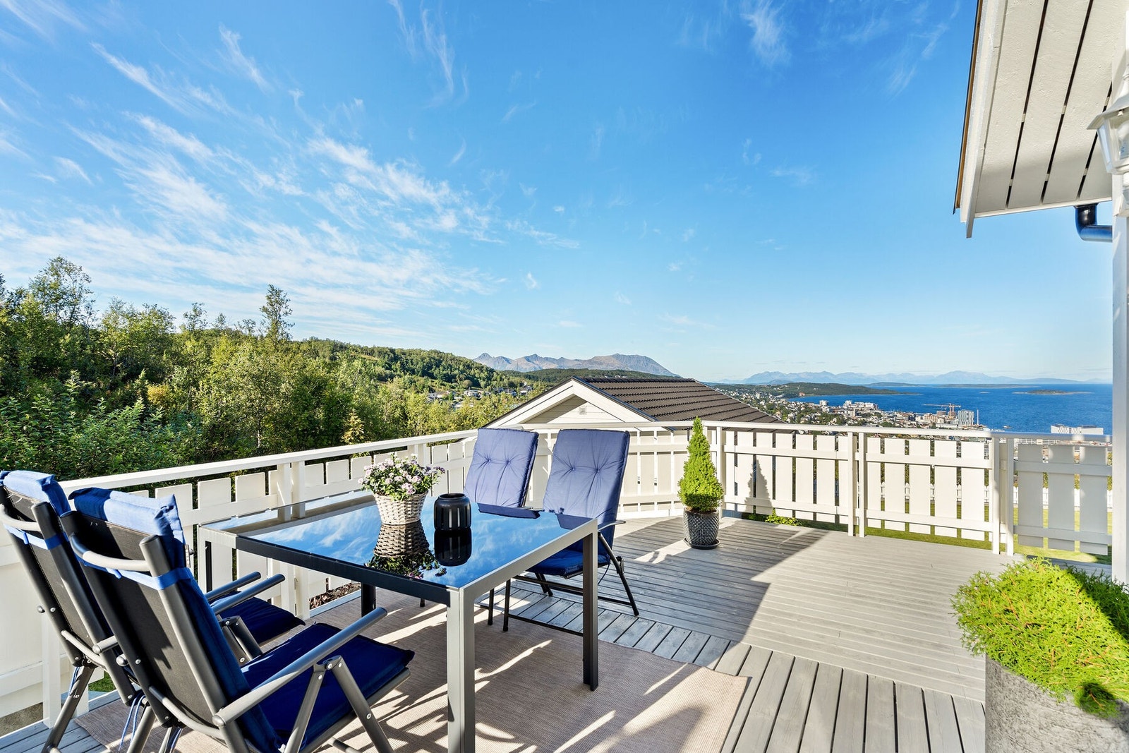 Boligen nyter godt av flere uteplasser med sol fra tidlig til sent. Galleribilde