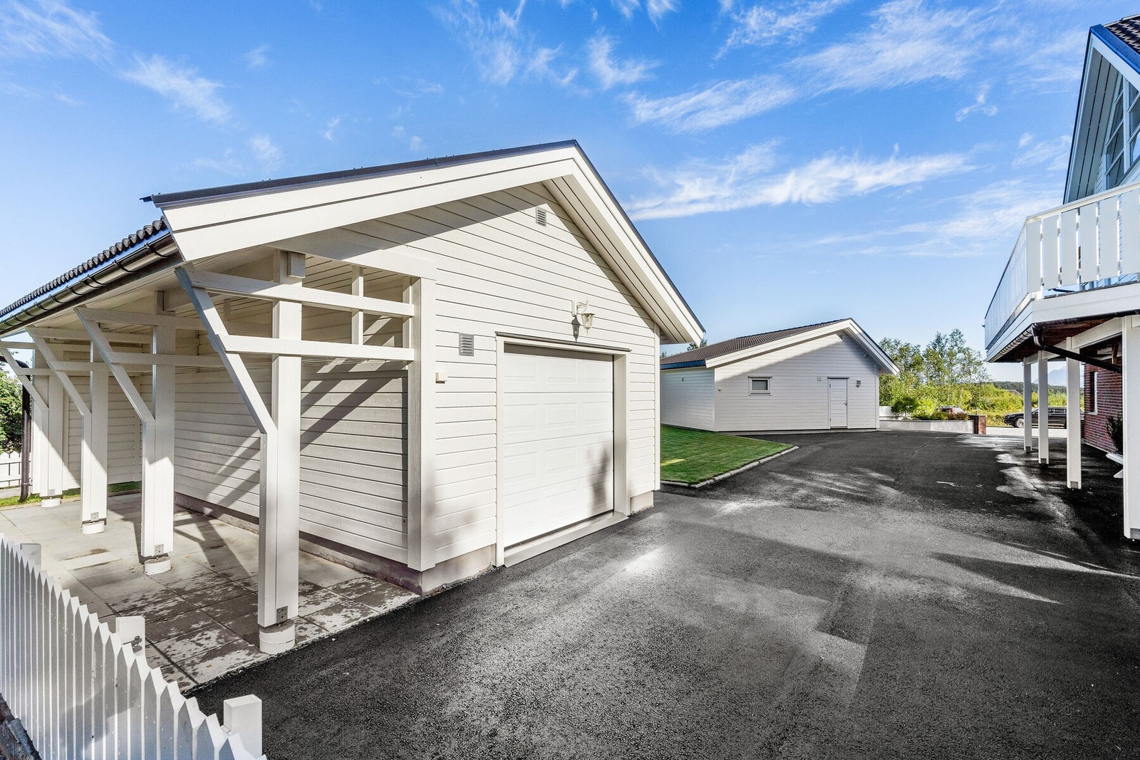 Utvendig bod med garasjeport, ypperlig til hageutstyr, eventuelt MC. Galleribilde