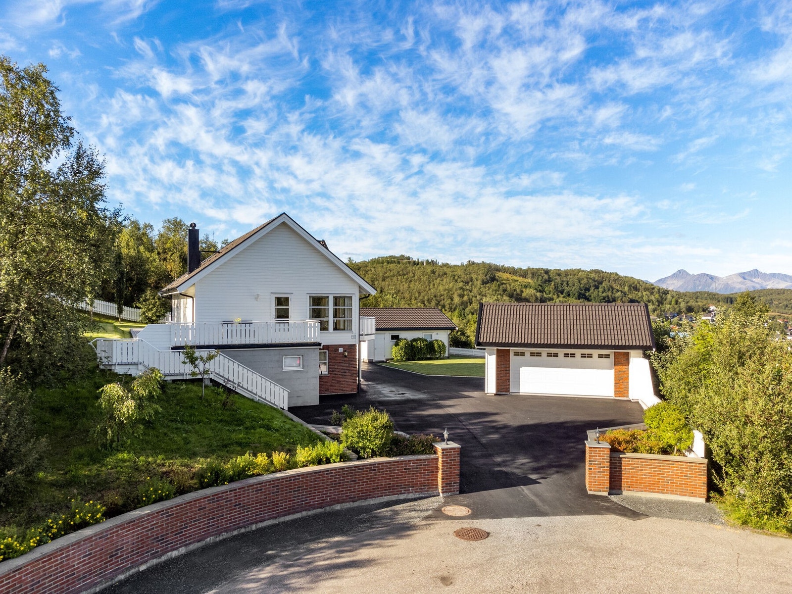 Skjermet beliggenhet innerst i blindgate. Galleribilde