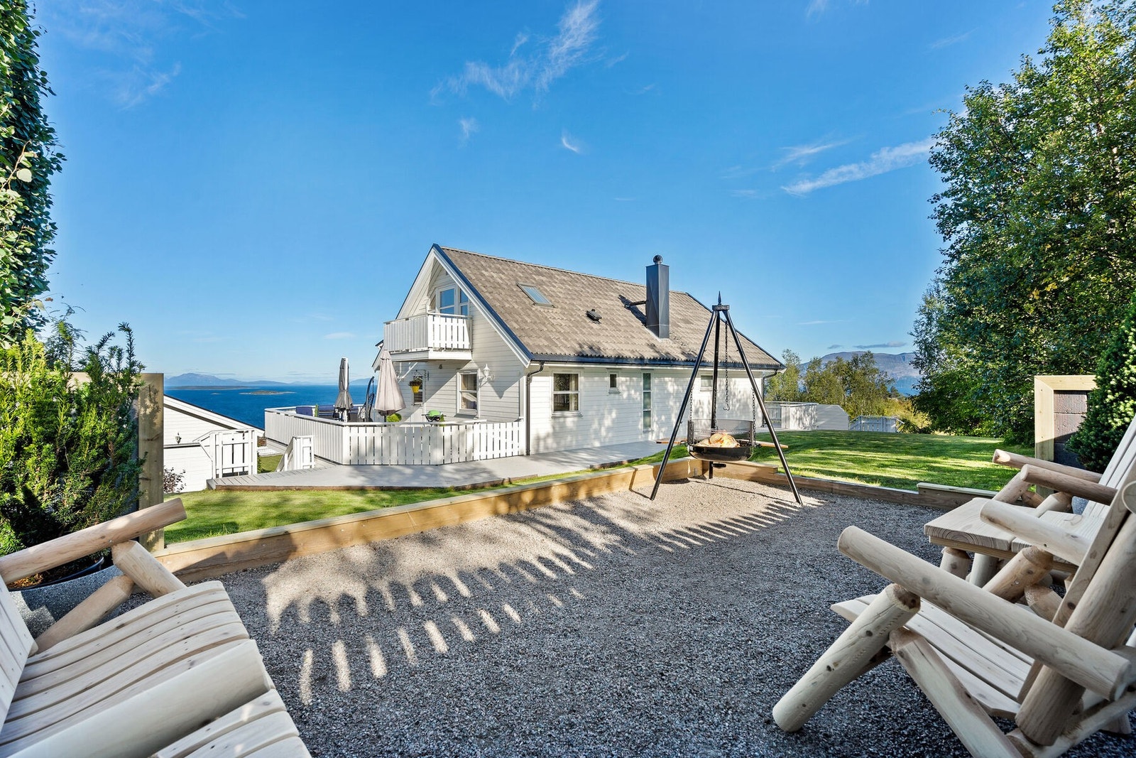 Flott og skjermet uteområde i bakkant av tomten. Galleribilde