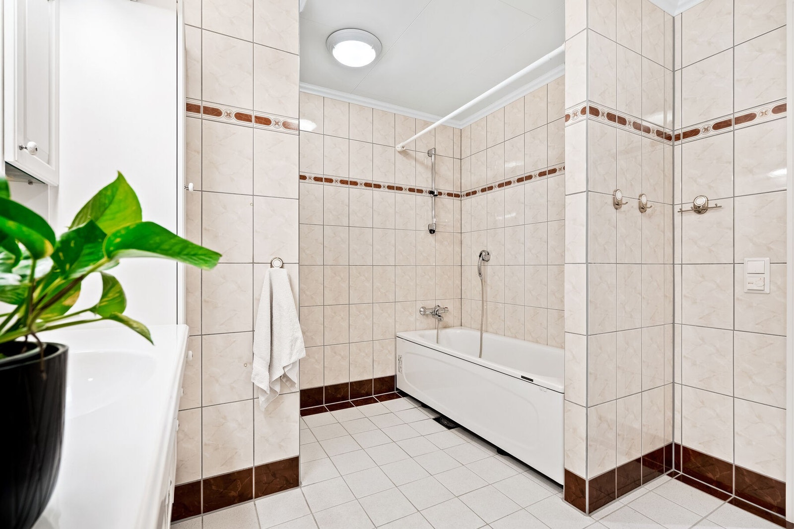 Både badekar og innebygd dusjhjørne. Galleribilde