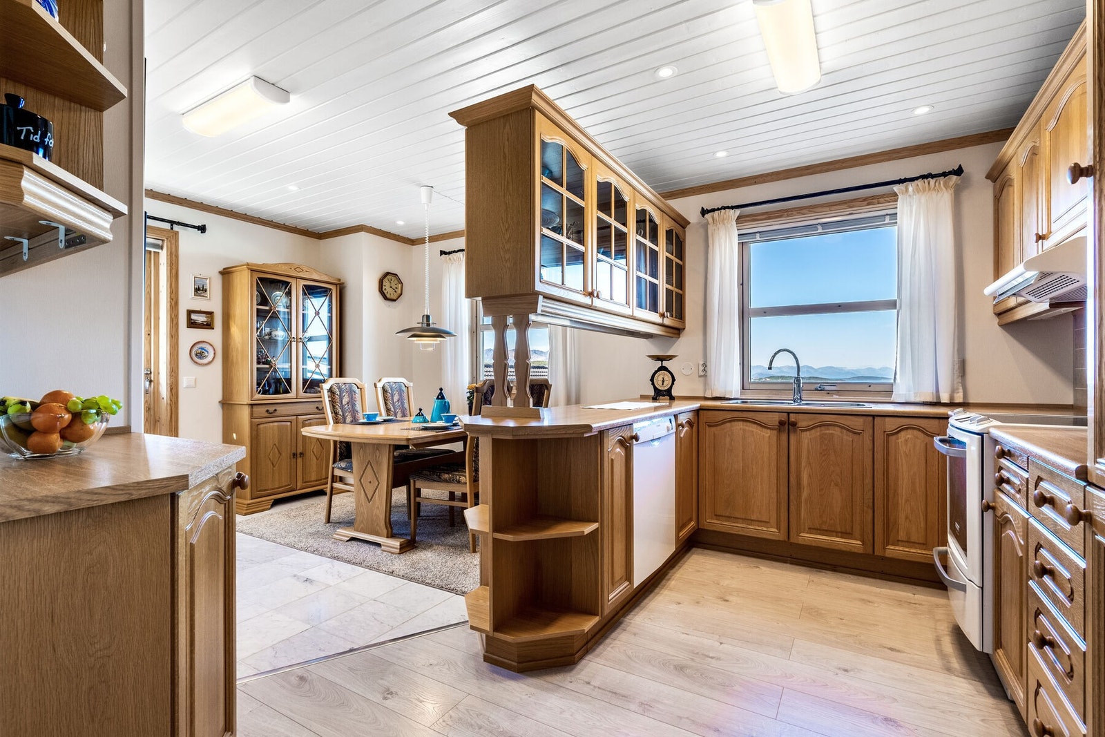 Svært god skap- og benkeplass. Galleribilde