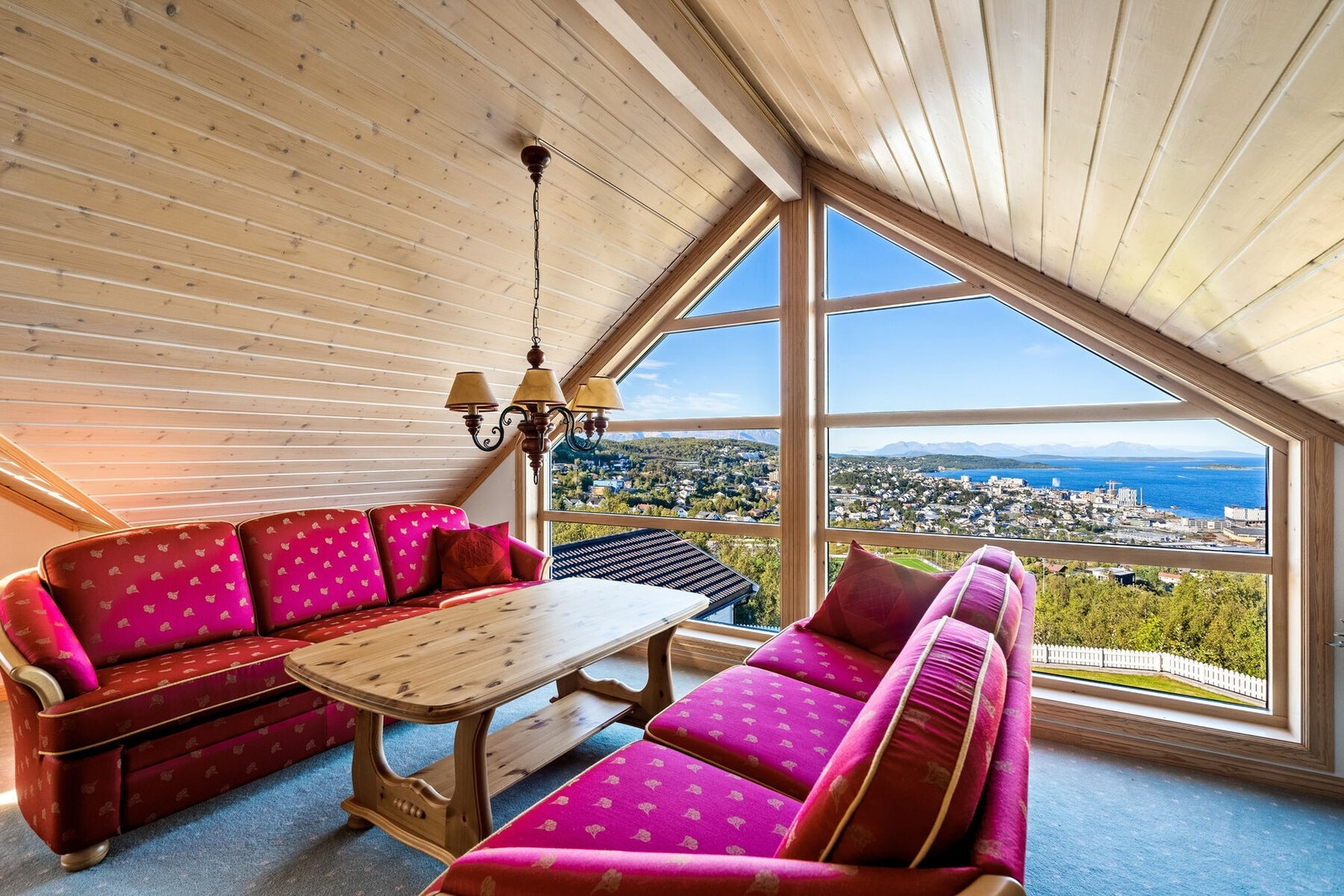 Loftstue med fantastisk utsikt. Galleribilde