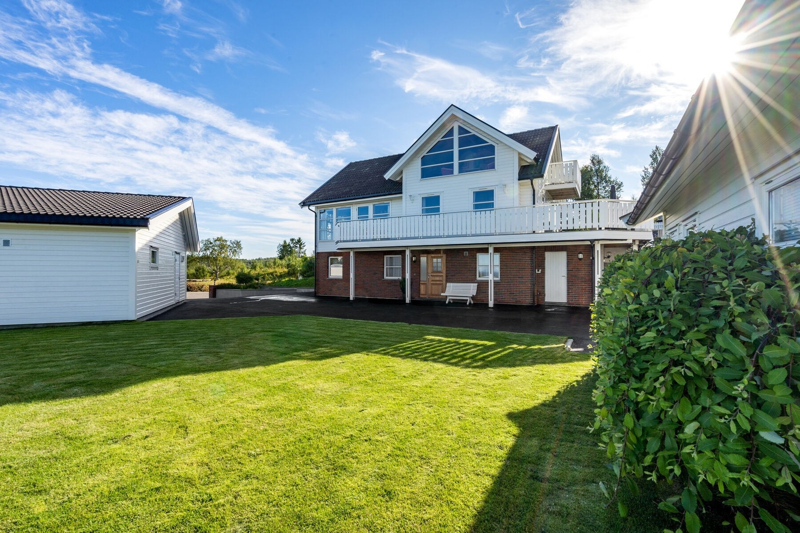 Flott opparbeidet hage som oppleves svært skjermet og tilbaketrukken. Galleribilde