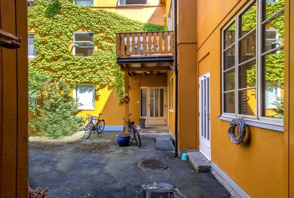 Det er felles eiet tomt som består av en hyggelig, asfaltert bakgård som er til alles disposisjon. Galleribilde