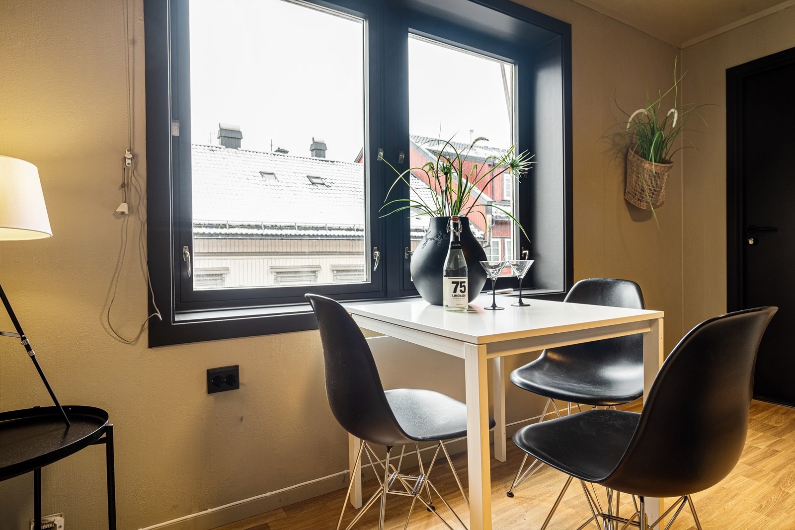 Det er store vindusflater ut mot gaten, gode lysforhold og flere vegger å møblere mot. Galleribilde