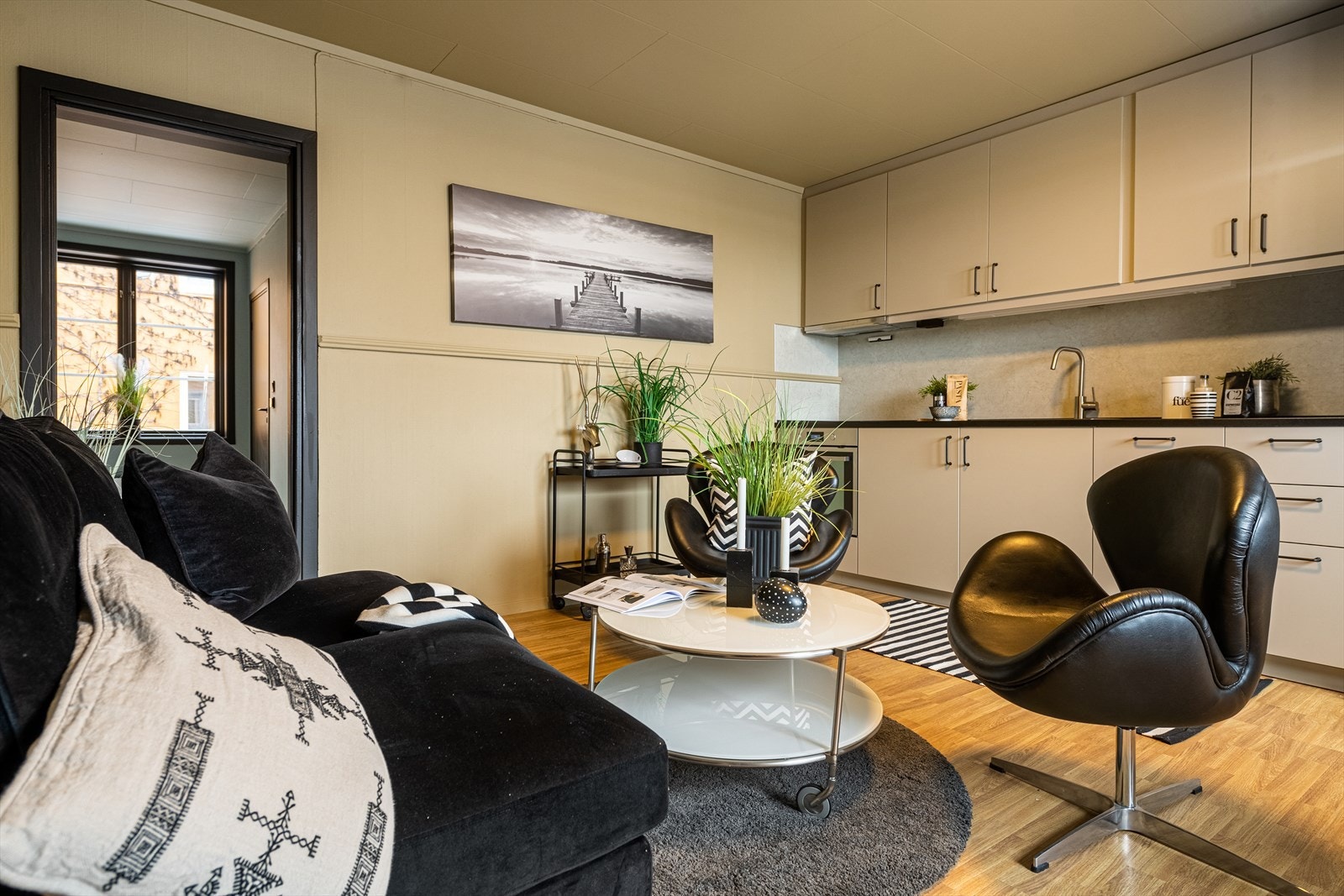 Kjøkkenet har ny innredning med lyse, slette fronter og godt med skapplass. Galleribilde