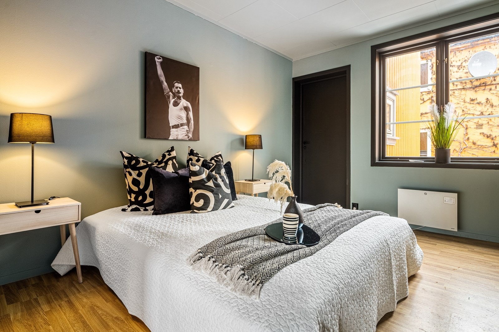 Legg merke til de lekre detaljene med sorte dører, og sorte vinduskarmer. Galleribilde