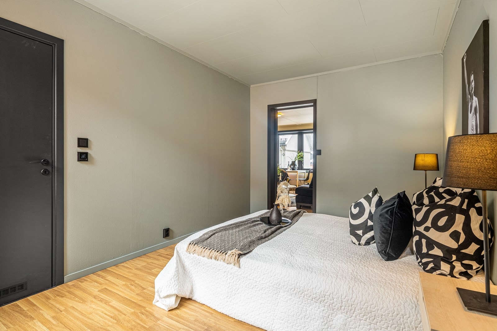 Her er det god plass til dobbeltseng, skrivebord, garderobeskap og diverse møblement. Galleribilde