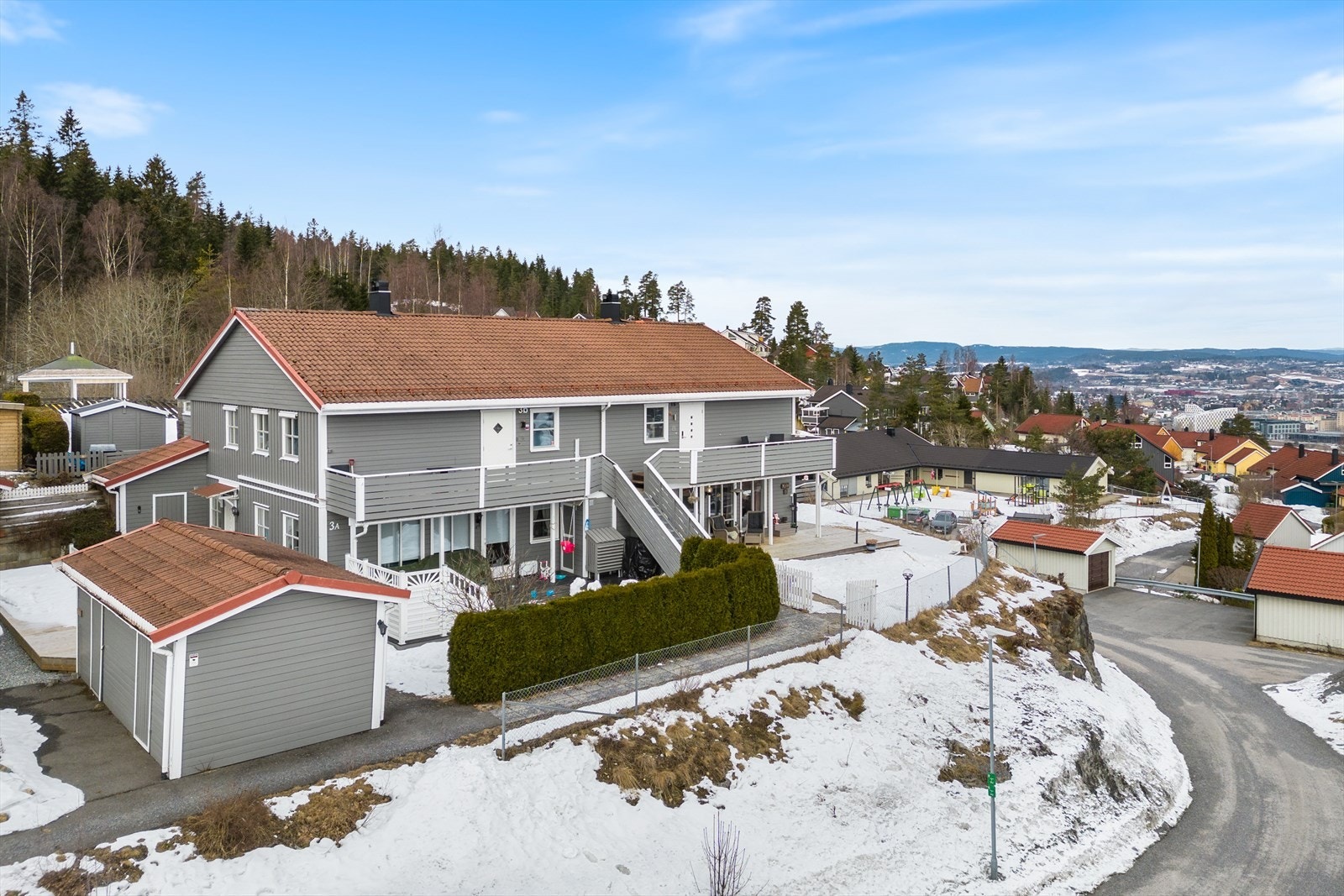 Kvartsvegen 1 B er en pen 4-roms selveierleilighet i andre etasje av flermannsbolig. Galleribilde