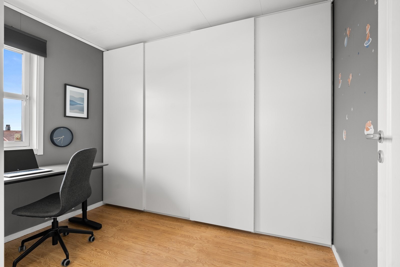 Soverom 3 - alle rommene har gode garderobeløsninger. Galleribilde