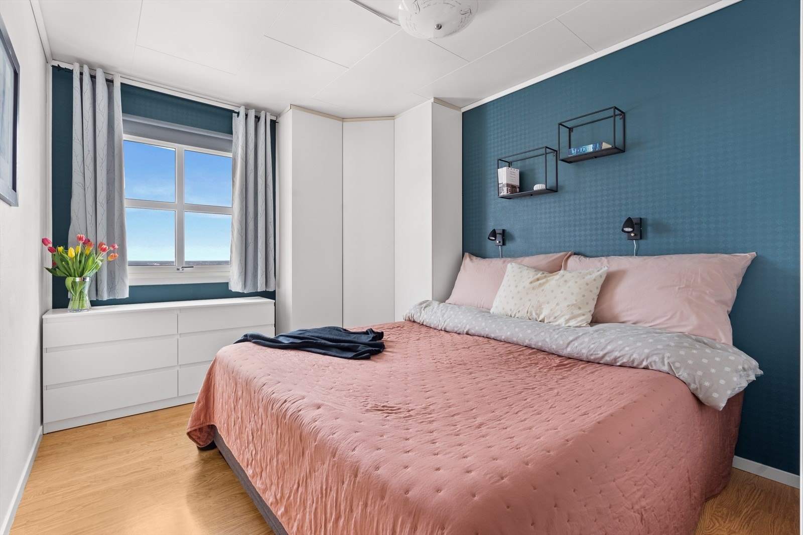 Leiligheten har tre gode soverom med laminatgulv og malte vegger i blå og gråtoner. Galleribilde