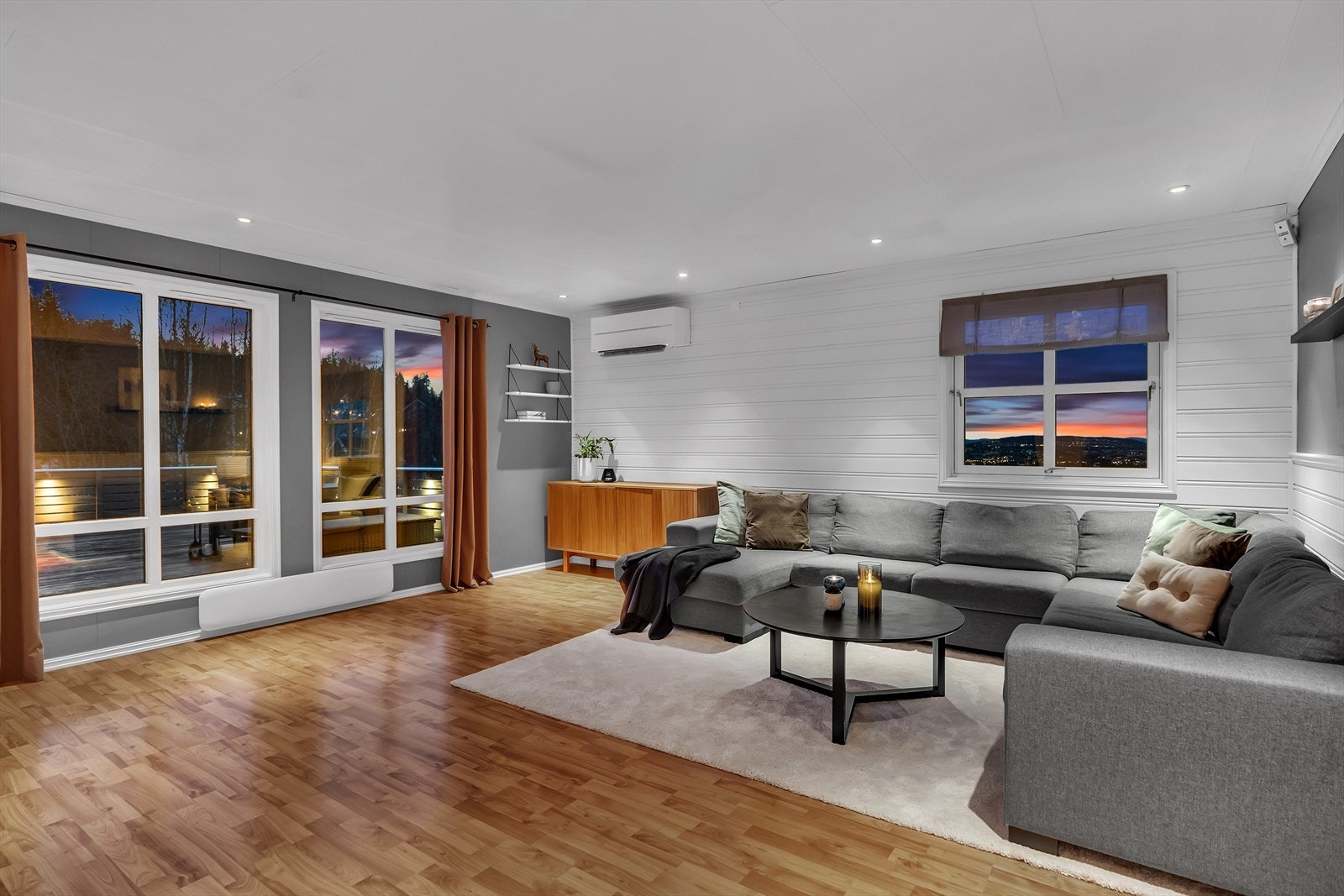 Vinduer i to himmelretninger åpner for dagslys og utsikt, mens en glassdør gir lett adkomst til den store, herlige terrassen. Galleribilde