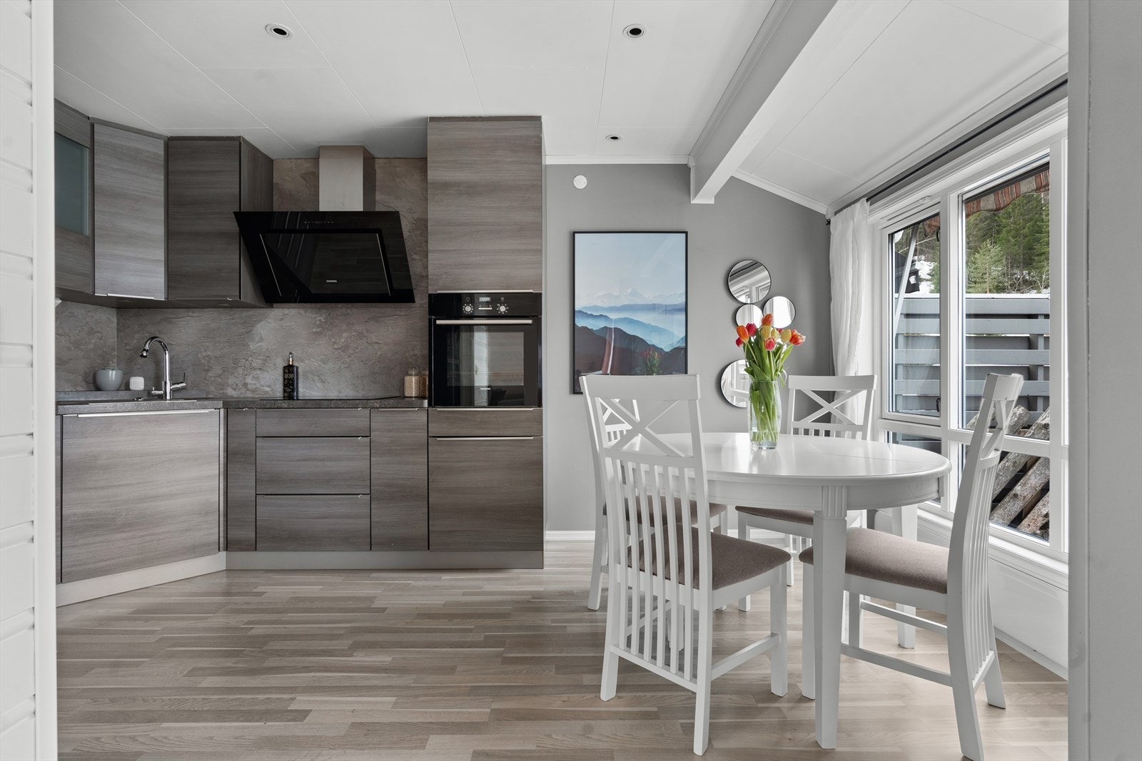 Kjøkkenet er et trivelig samlingspunkt. Galleribilde