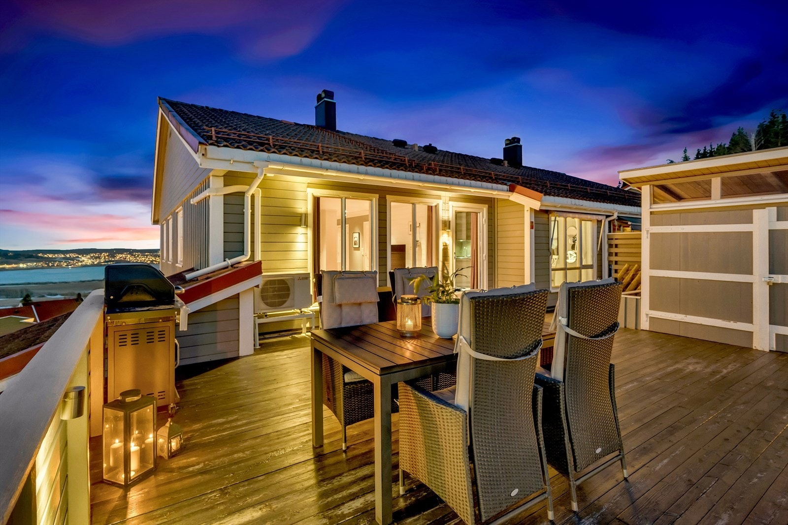 Utsikten kan nytes inne, men aller best på en balkong ved inngangspartiet eller på en terrasse på hele 86 kvm utenfor stuen. Galleribilde