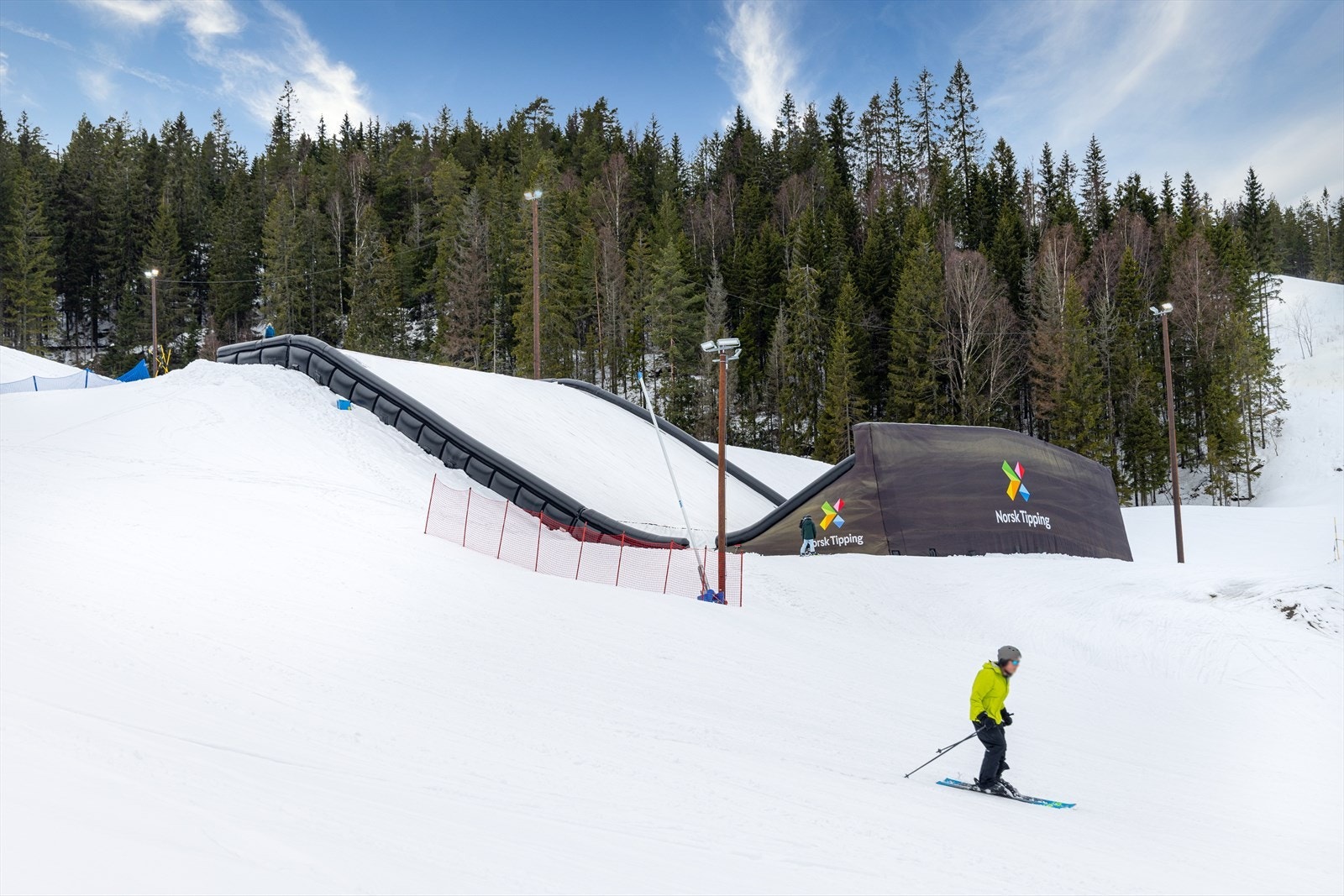 Alpinanlegget har to heiser og et skibånd. Det arbeides i disse dager med å utvide til fire nedfarter, i tillegg til et område for randonée og trasé for skicross. I 2022 ble det også satt ut en helårs airbag til disposisjon. Galleribilde
