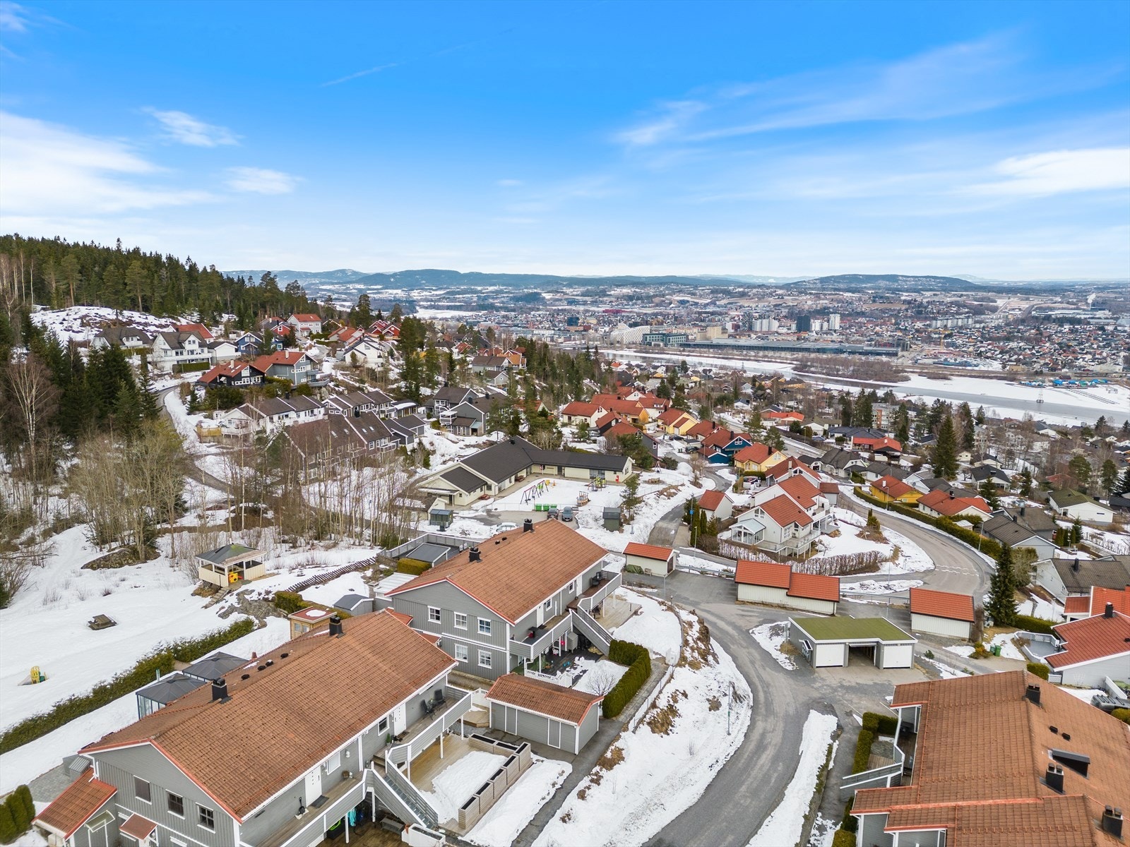 Leiligheten ligger i Rælingen og har nærhet til alt.
Bil til Lillestrøm: ca. 5 min.
Buss til Lillestrøm: ca. 10 min.
Gangavstand til Lillestrøm: ca 25 min. Galleribilde