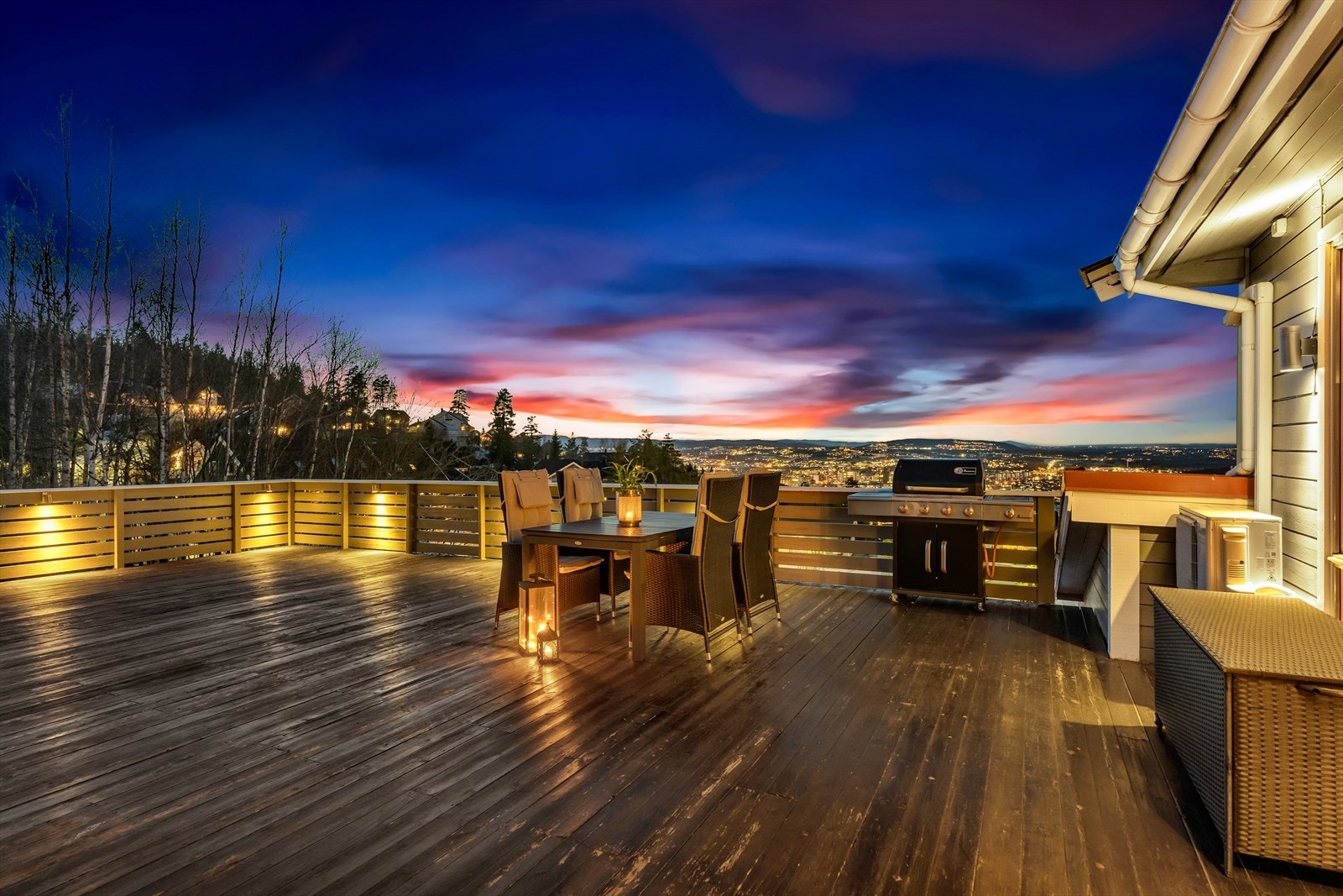 Boligen har en skjermet terrasse på hele 86 kvm. Her kan man sole seg, grille og ha flere sittegrupper. Galleribilde