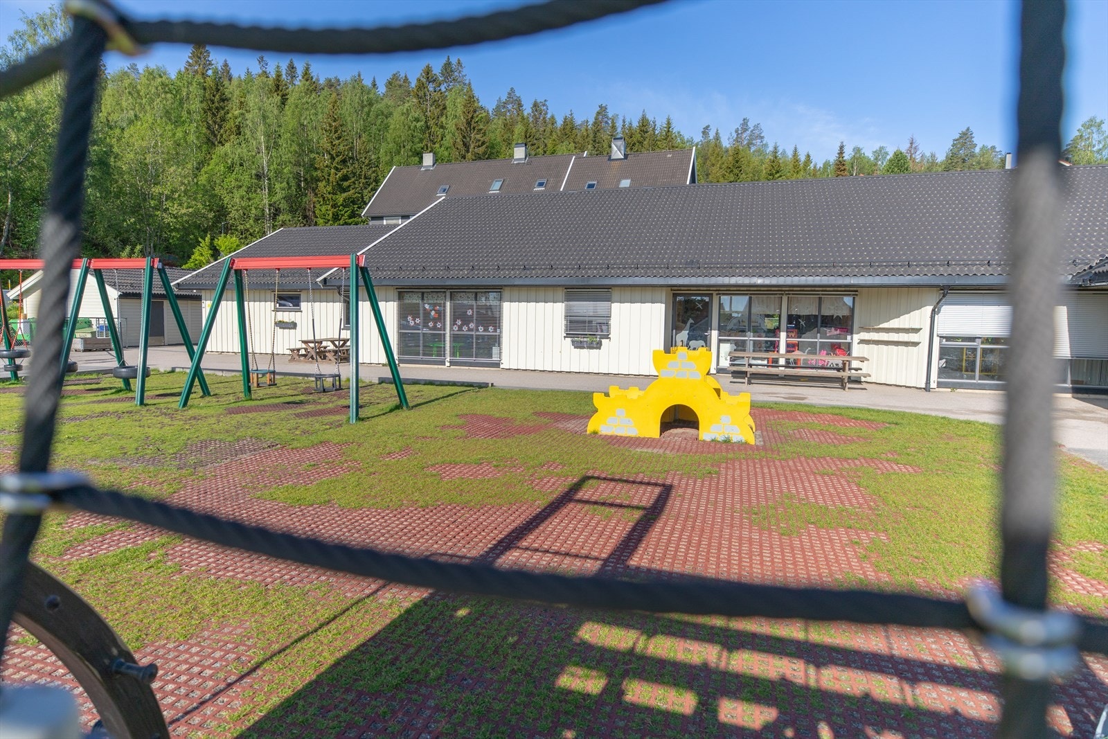 Blåbærgrenda er nærmeste barnehage og tilbyr plasser for inntil 80 barn. Galleribilde
