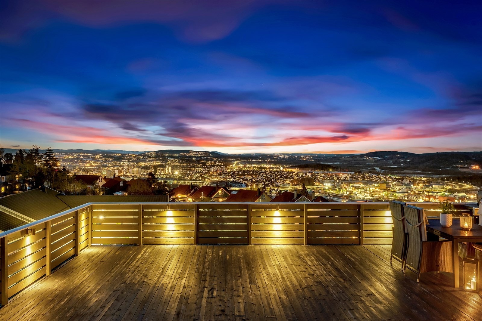 Leiligheten ligger meget godt plassert tett opptil skogkanten, høyt og fritt, med panoramautsikt utover Nitelva, skogkledde åser og Lillestrøm by. Galleribilde
