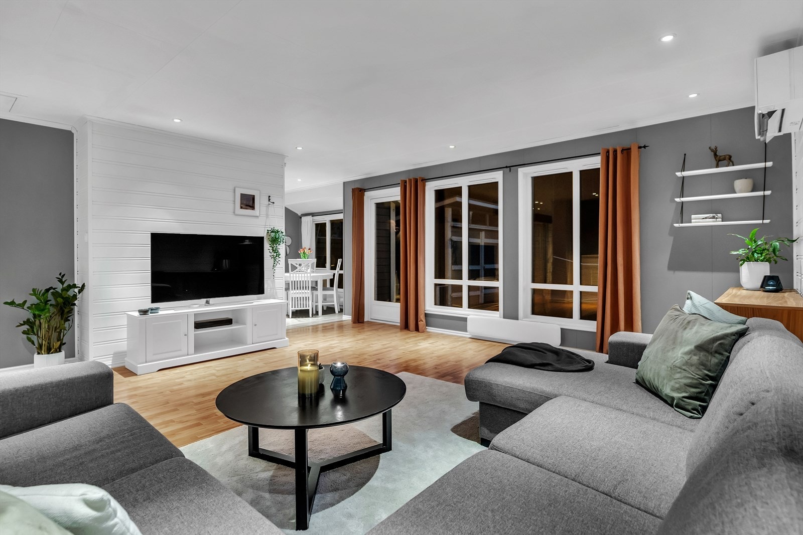 Stuen har videre downlights og panelovn, supplert med en varmepumpe fra 2022. Galleribilde