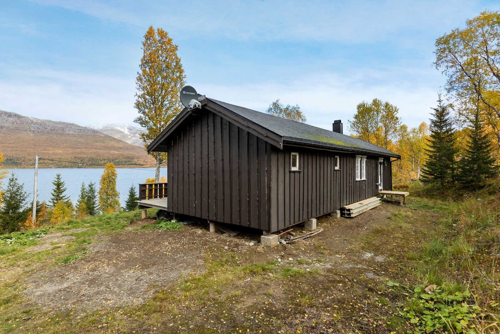 Yttervegger er utvendig tekket med stående villmarkspanet Galleribilde
