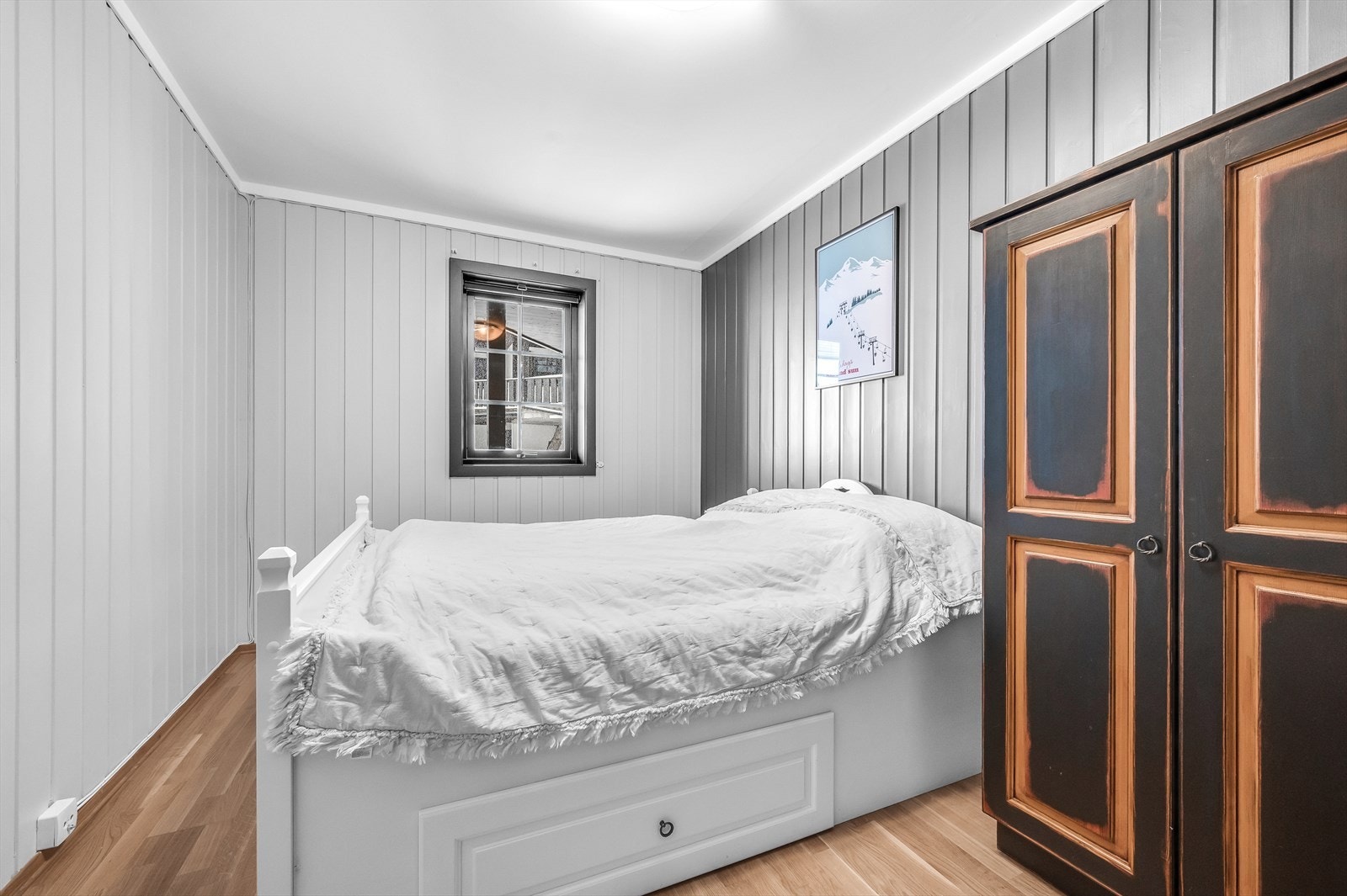 Soverom med 2 har en fin seng med skuffer for oppbevaring Galleribilde