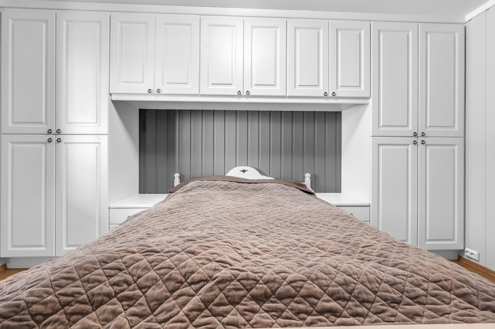 Hovedsoverom med flott plassbygd seng og garderobeskap Galleribilde