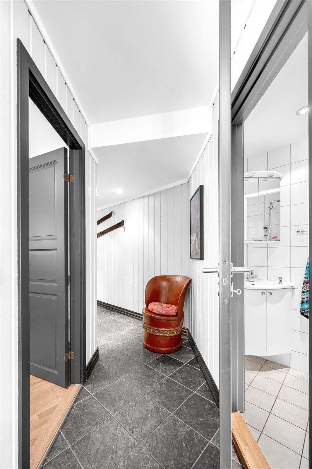 Baderom 2 med inngang fra hall. Galleribilde