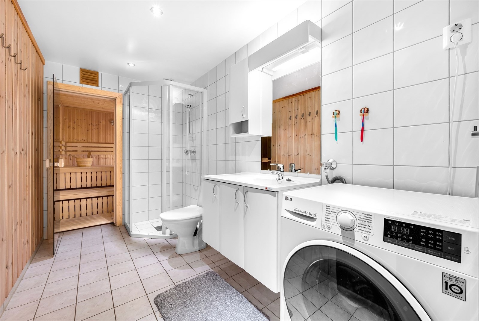 Bad 1 med badstue, dusj og opplegg for vaskemaskin Galleribilde
