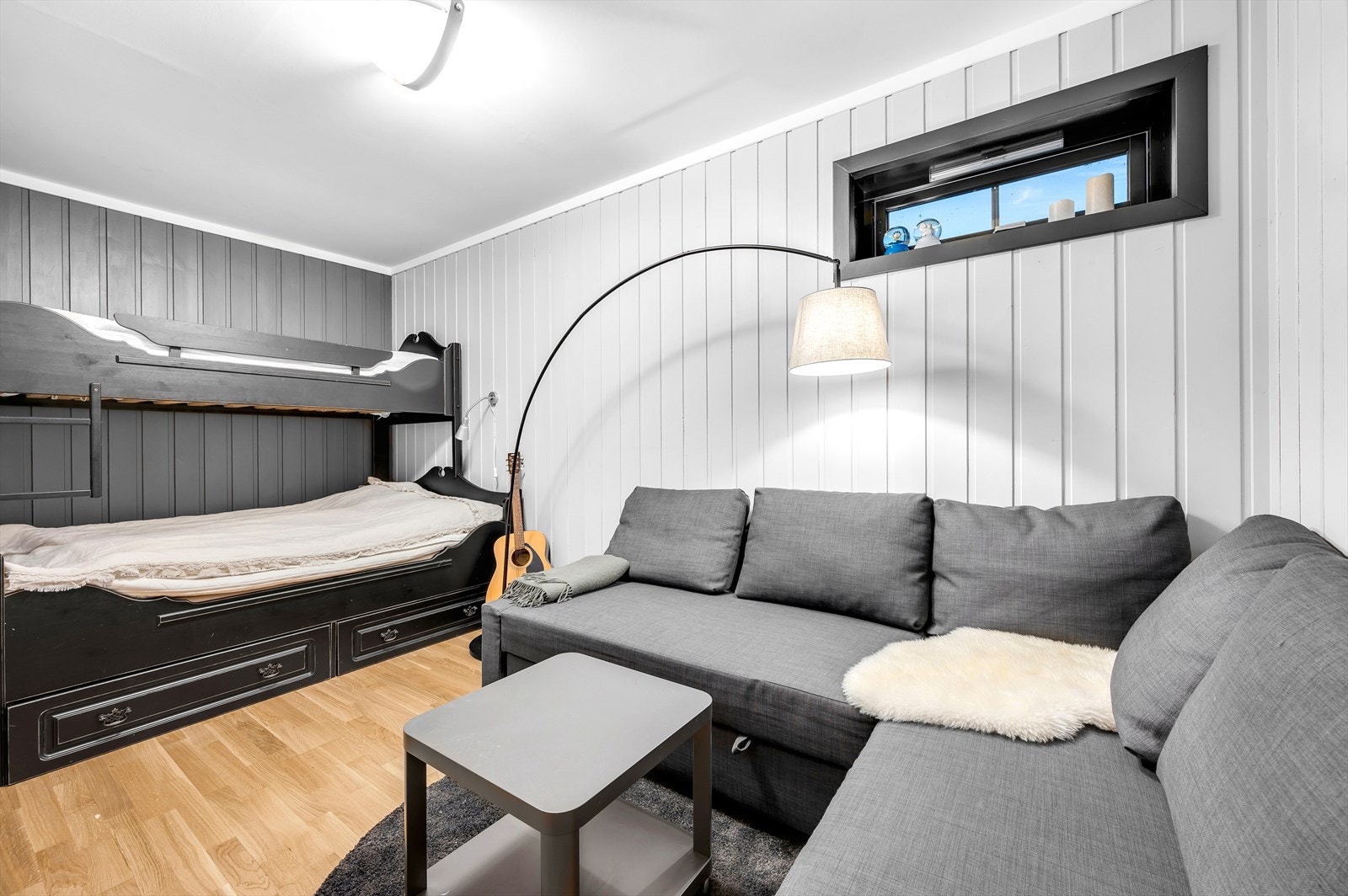 Soverom 3 har køyeseng med skuffer og god plass til sofa eller ekstra sengeplass Galleribilde