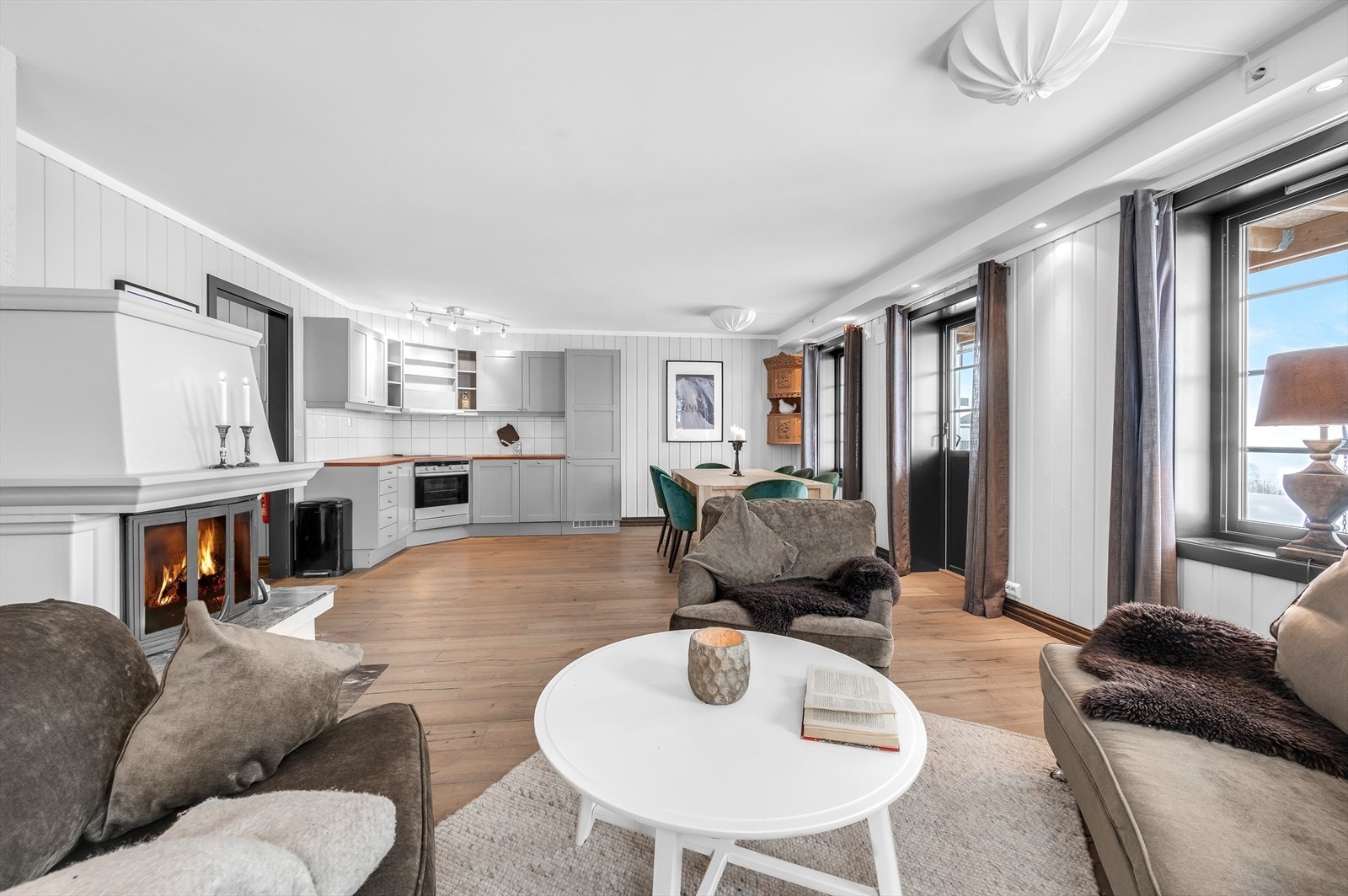 Åpen kjøkken og stue løsning med direkte utgang til koselig uteplass. Galleribilde