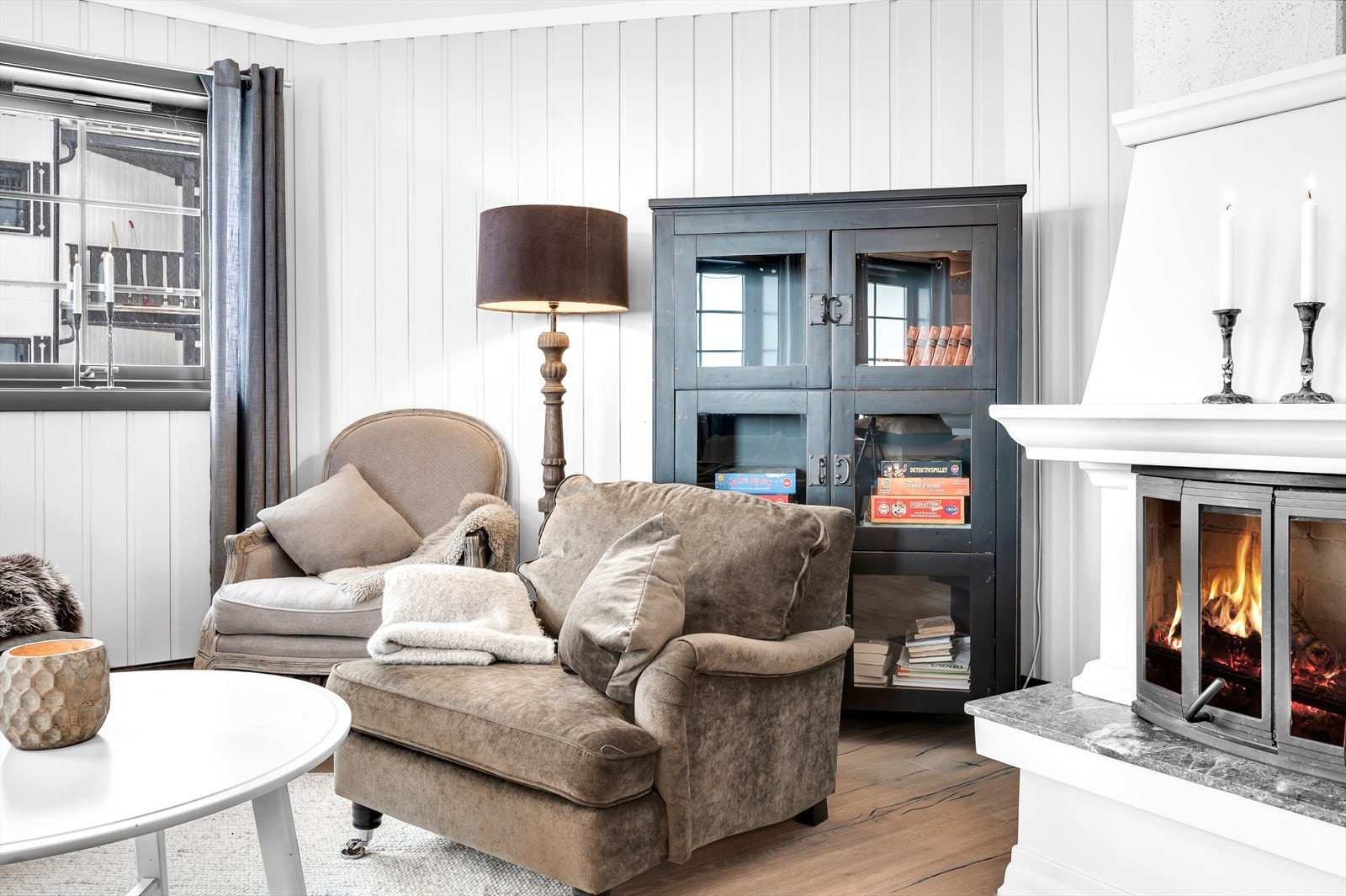Leiligheten har en peis som varmer opp på kalde dager. Galleribilde