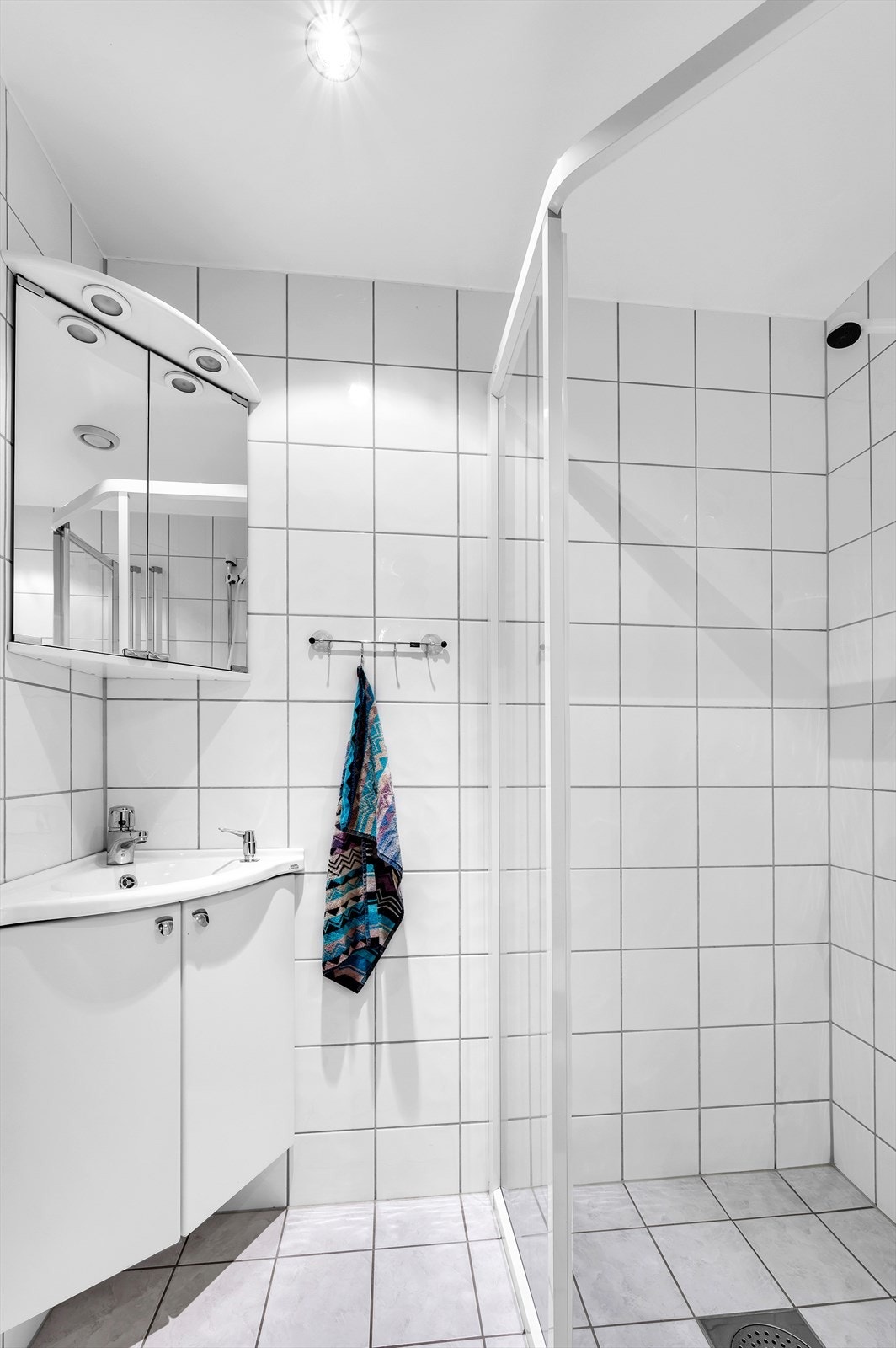 Baderom 2 har dusj, servant og toalett Galleribilde