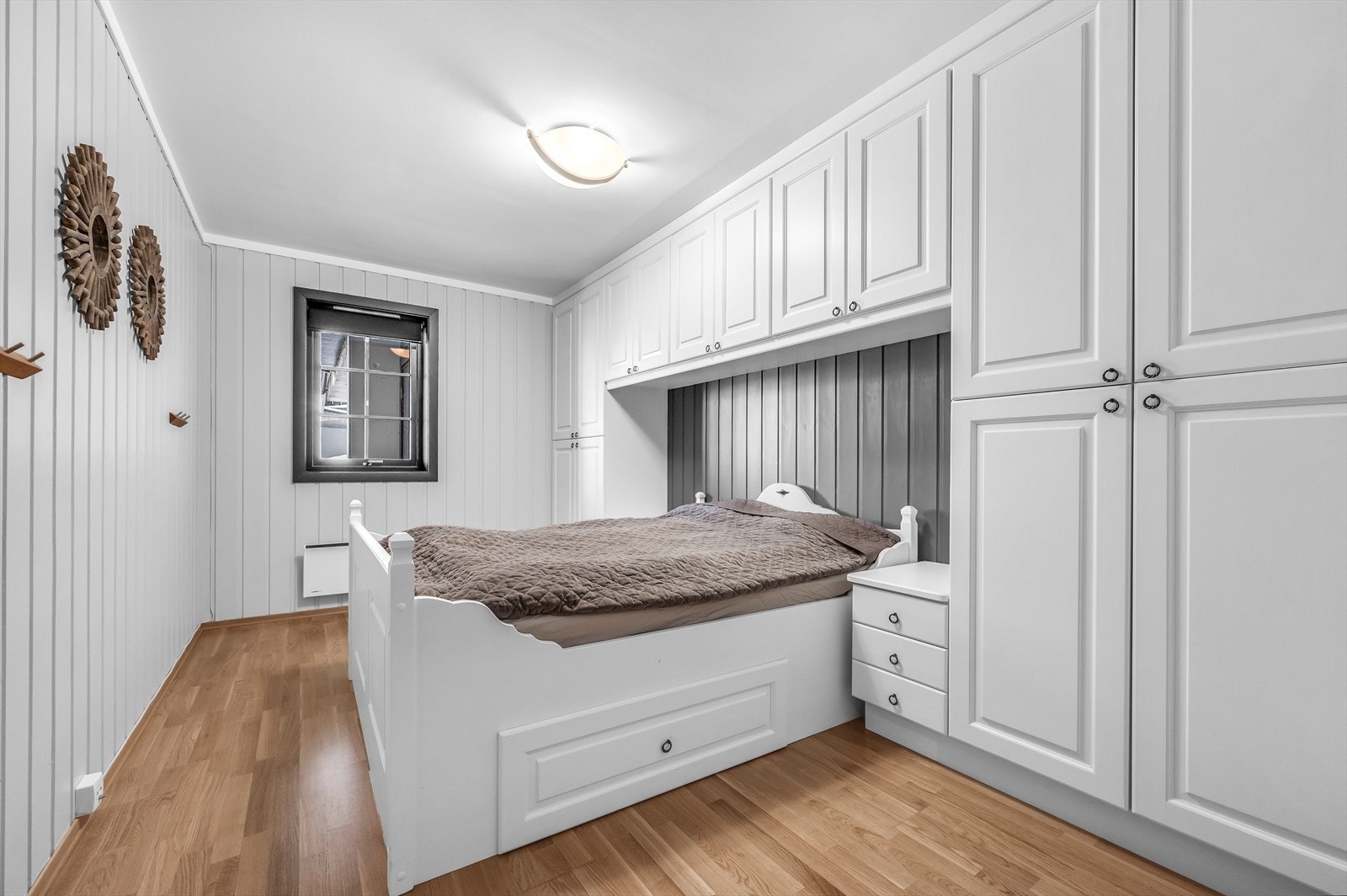 Skapene er også bygget med nattbord Galleribilde