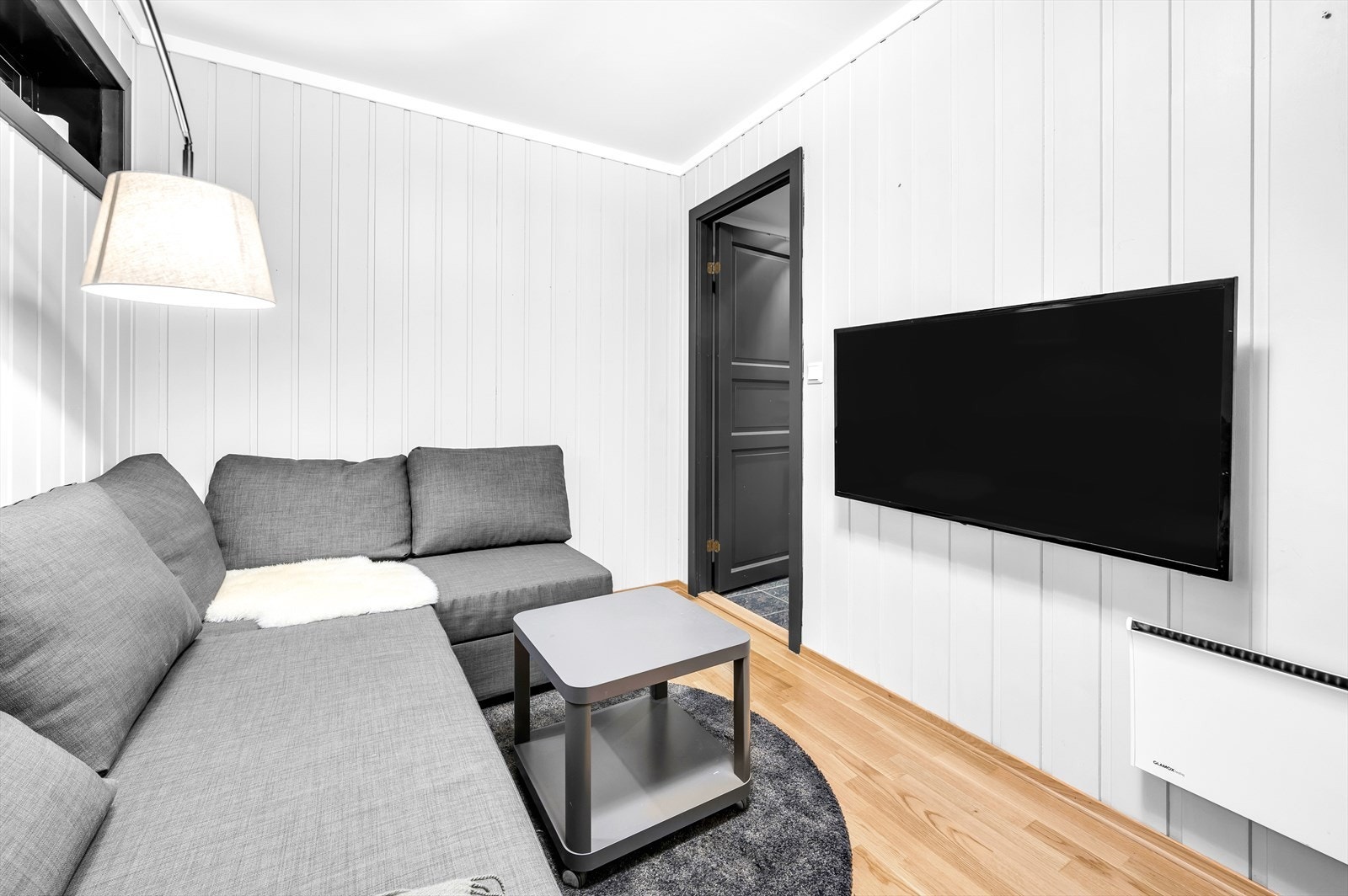 Dette soverommet brukes i dag som barnerom/tv-stue. Her har barna sin egen tumleplass. Galleribilde