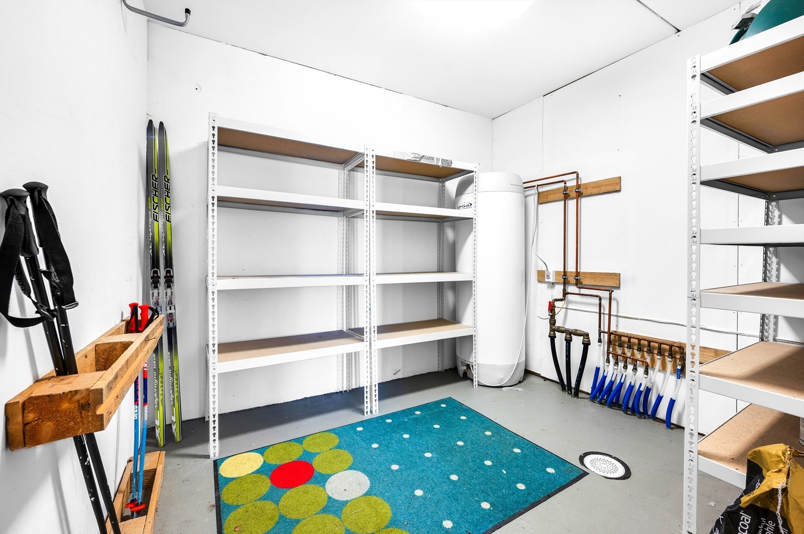 Her er det god plass til skiutstyr og diverse Galleribilde