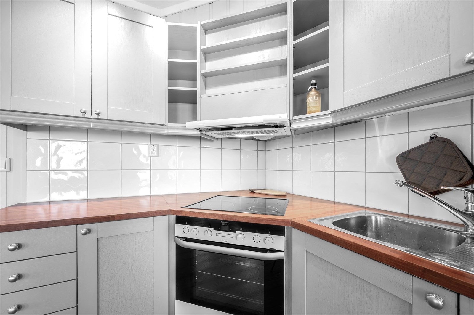 Kjøkkenet har profilerte fronter og fremstår som moderne. Mye skapplass. Galleribilde