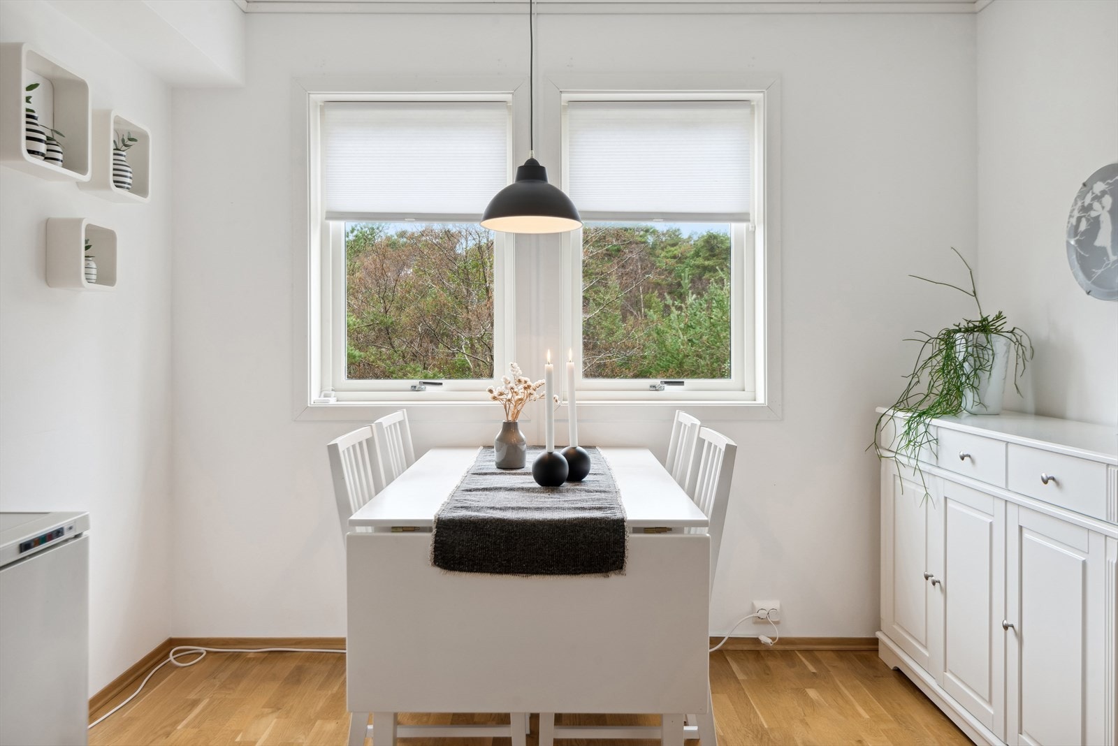 Også på kjøkenet er det gode vindauge som gir lys inn og utsikt ut. Galleribilde