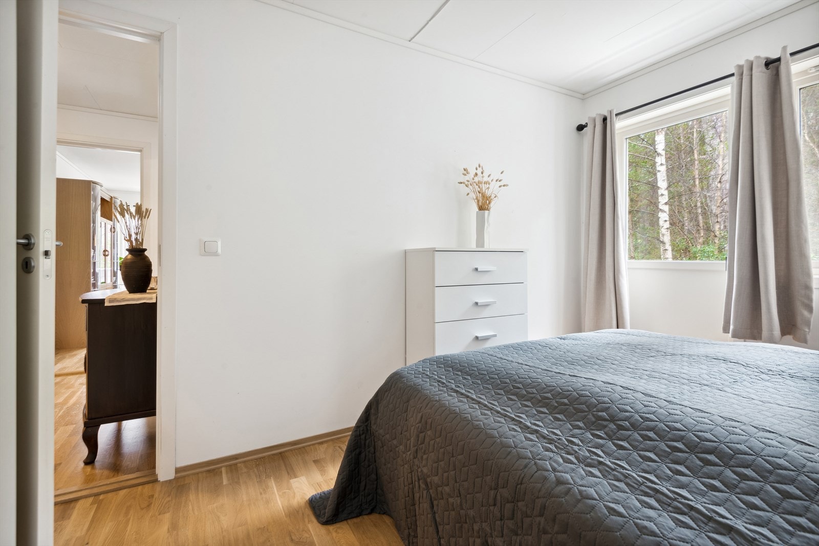 Det er ein stor skyvedørsgarderobe på ei side, og plass til kommode i tillegg. Det er og utgang til balkong frå soverommet. Galleribilde