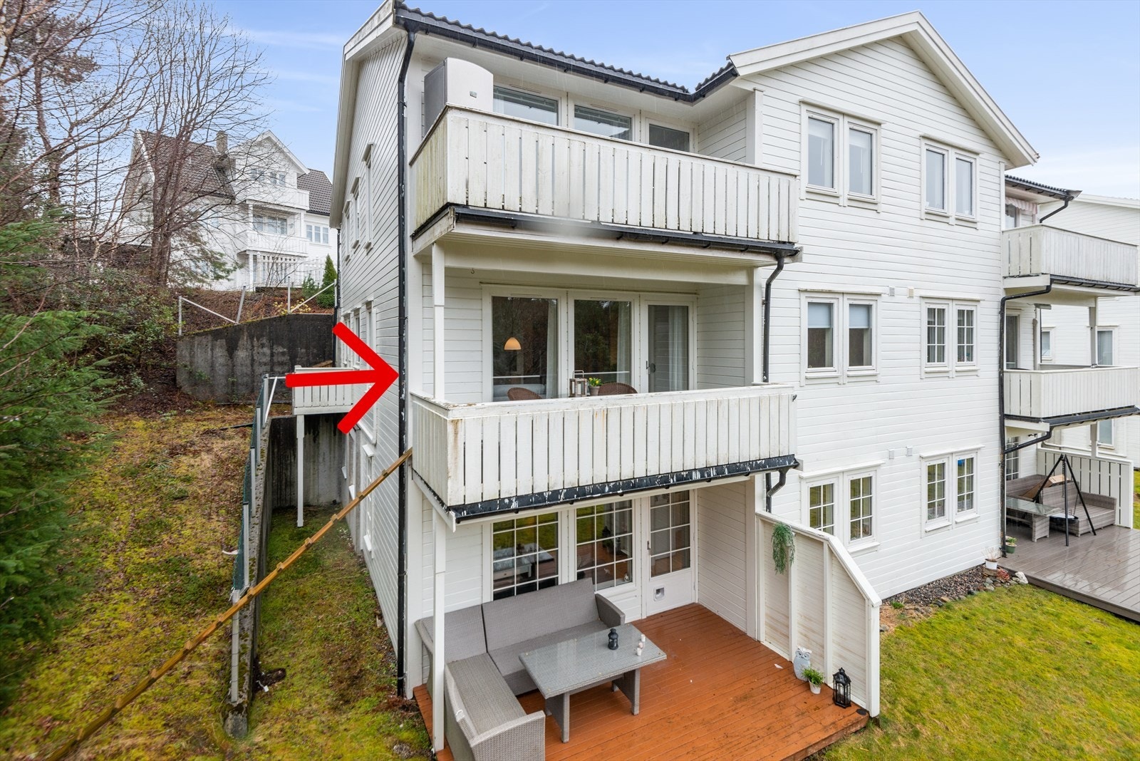 Leilegheita ligg i enden av sameige i 2.etasje. Det er ein balkong i framkant av leilegheita og ein med utgang frå hovudsoverommet. Galleribilde