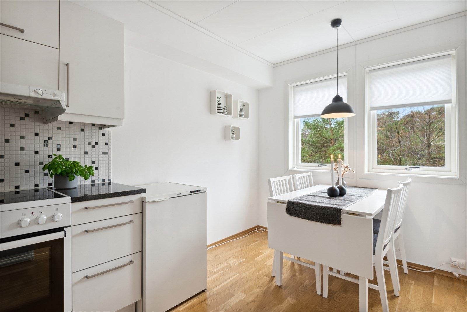 Det er god plass til kjøkenbord på kjøkenet Galleribilde