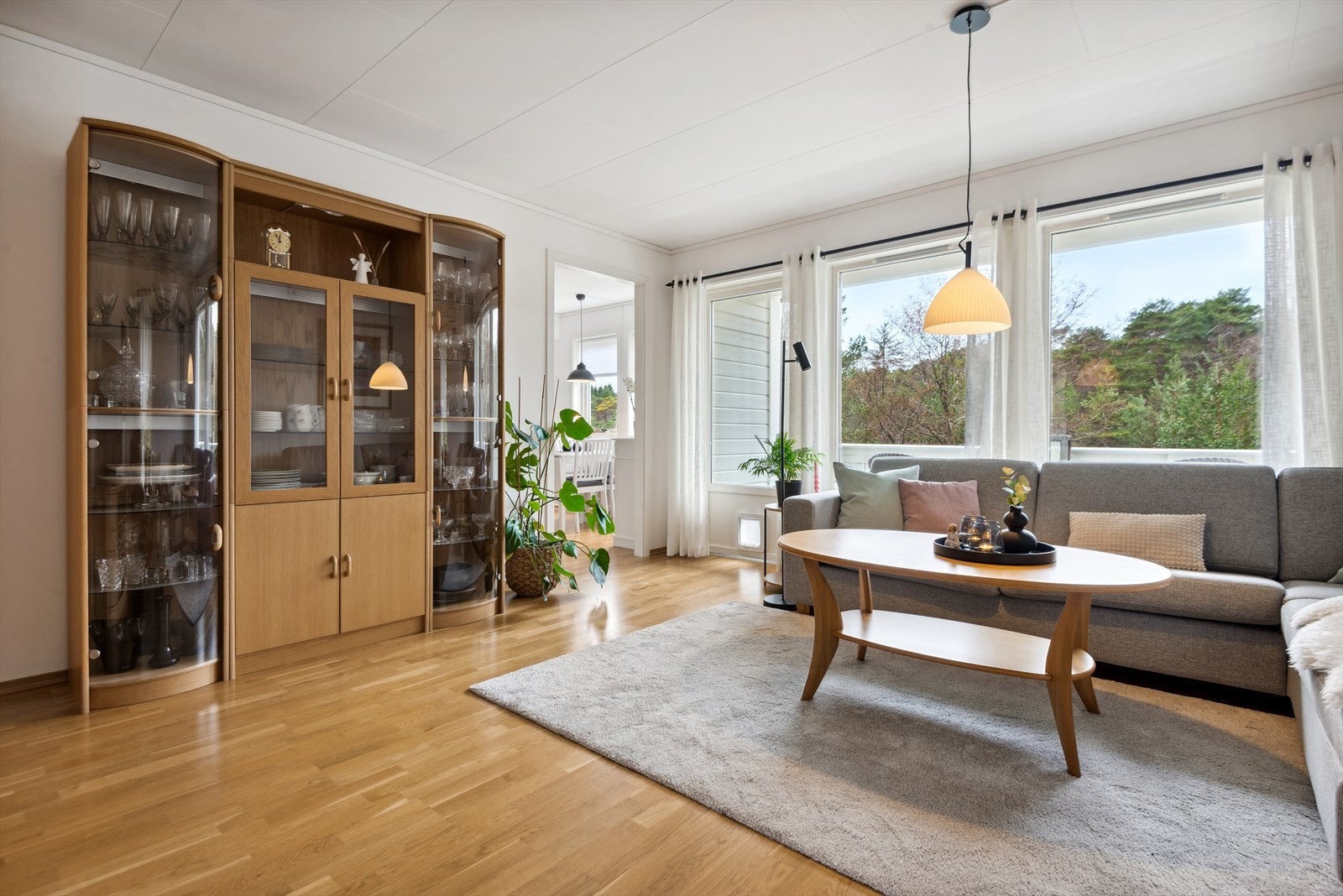 Det er store vindauge i front som gir både mykje lysinnslepp og flott utsikt. Galleribilde