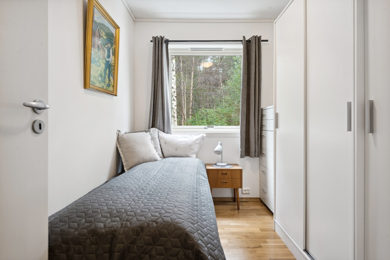 Soverom 2 har plassbygd garderobeskap og plass til enkeltseng og nattbord. Galleribilde