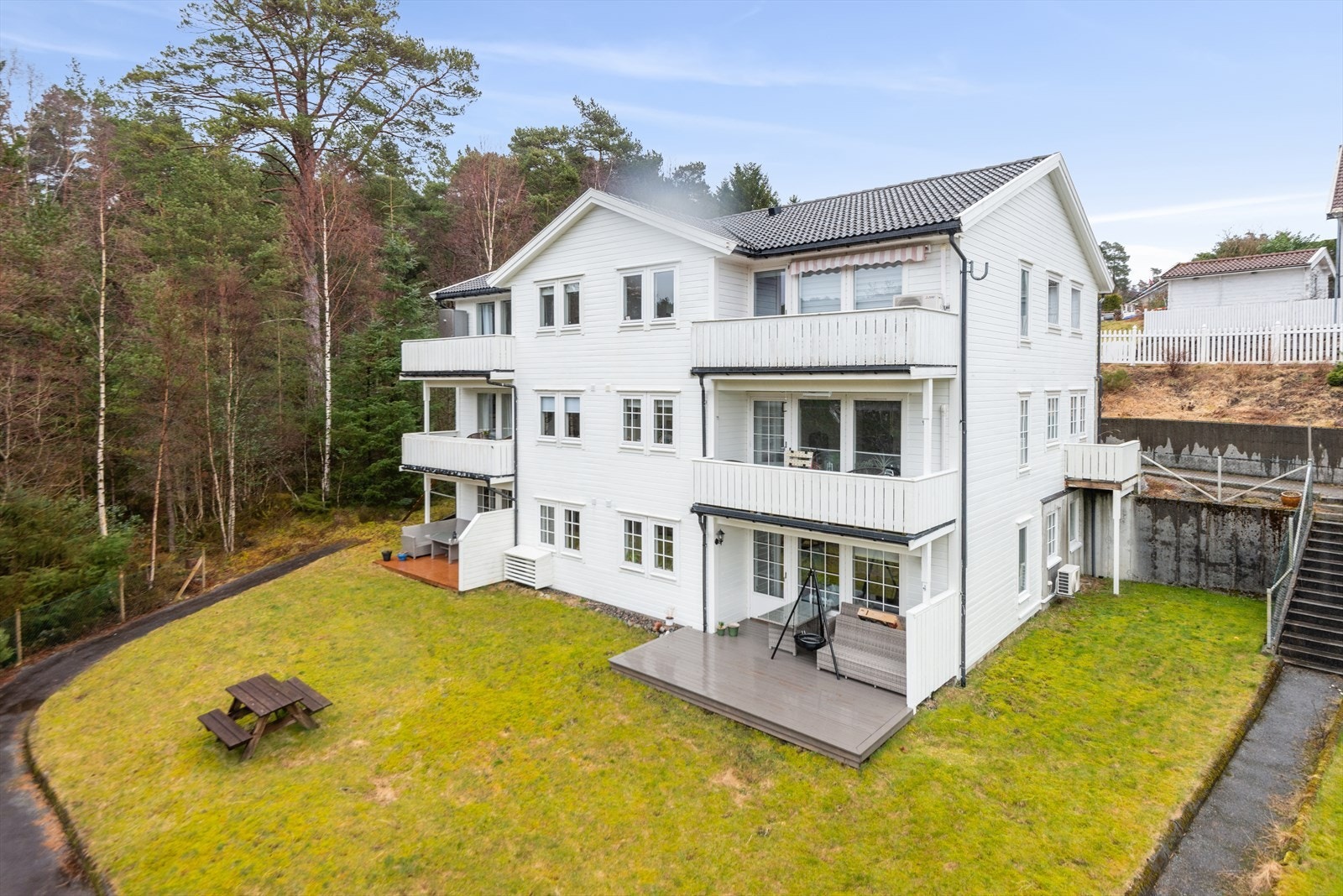 Sameige består av 3 hus med 6 einingar i kvar. Galleribilde