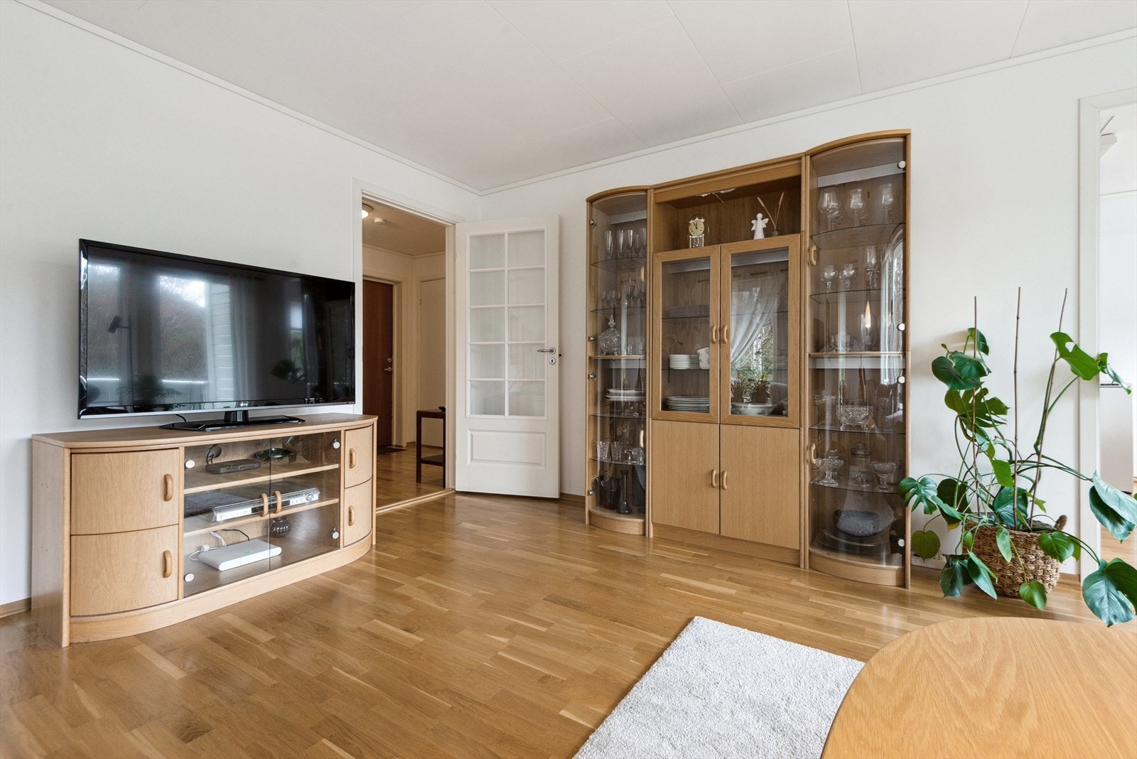Det er god plass til tv og vetrineskap. Galleribilde