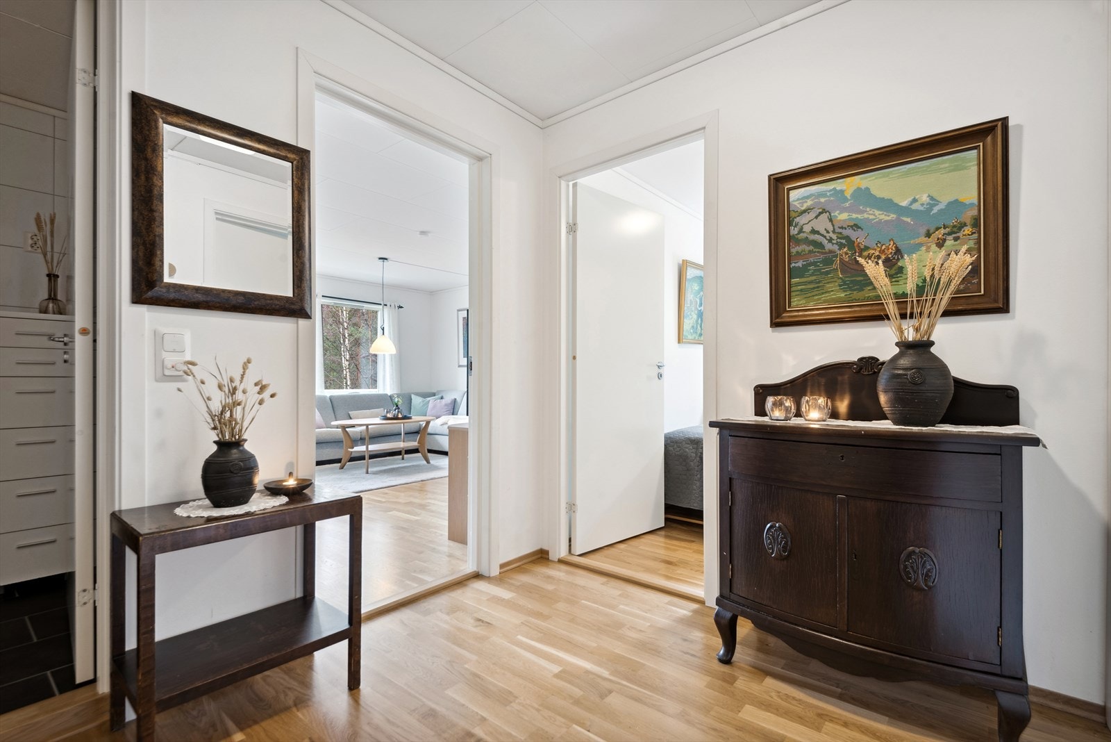 Gangen gir tilkomst til alle romma i leilegheita. Det er plass til å henge frå seg yttertøy og sko. Galleribilde