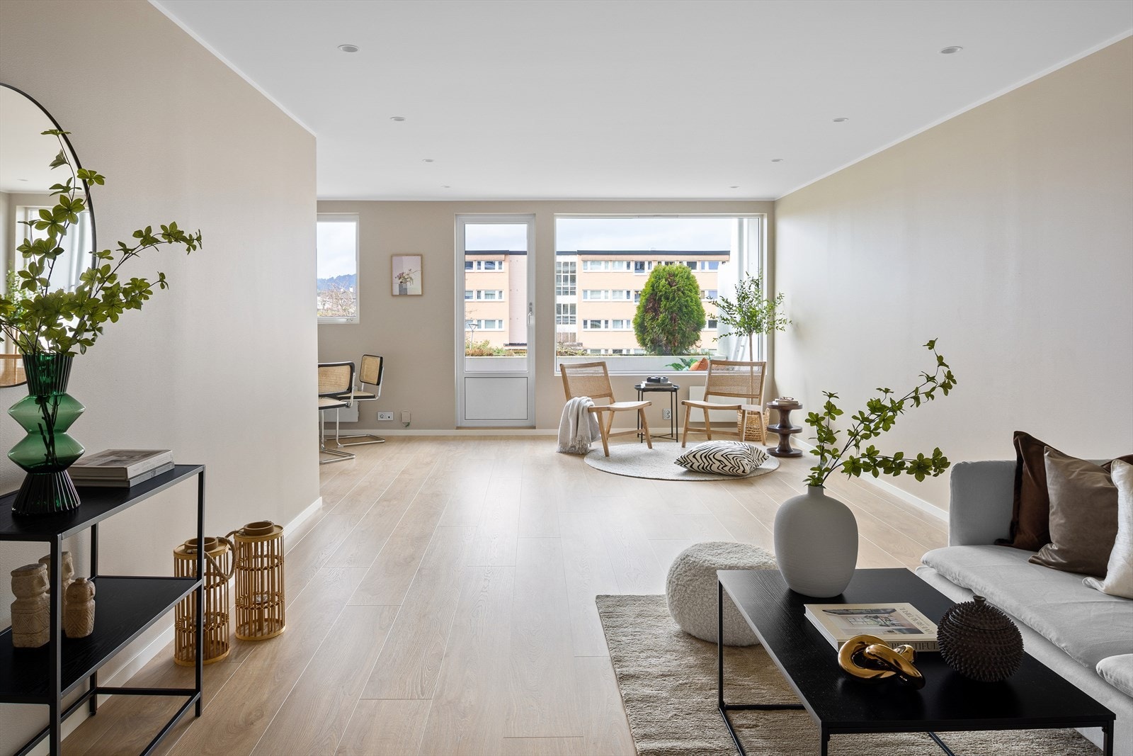 Dette er en rålekker og stor fireroms leilighet med optimal planløsning og gjennomgående høy standard på utstyr og innredning Galleribilde